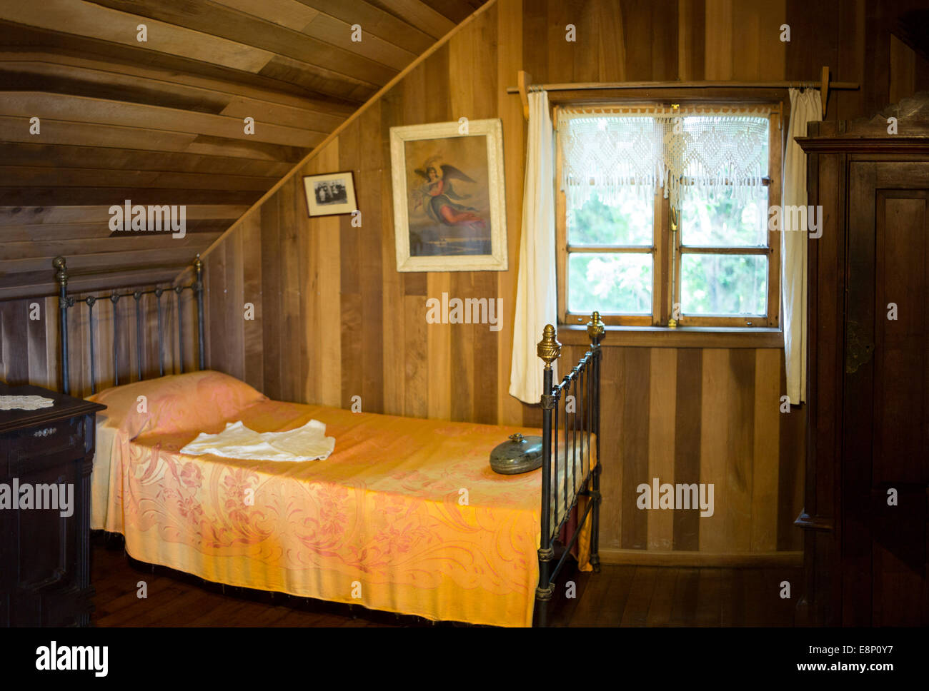 Rievocazione storica della camera coloniale come utilizzato dai coloni europei in Cile America del Sud. Foto Stock