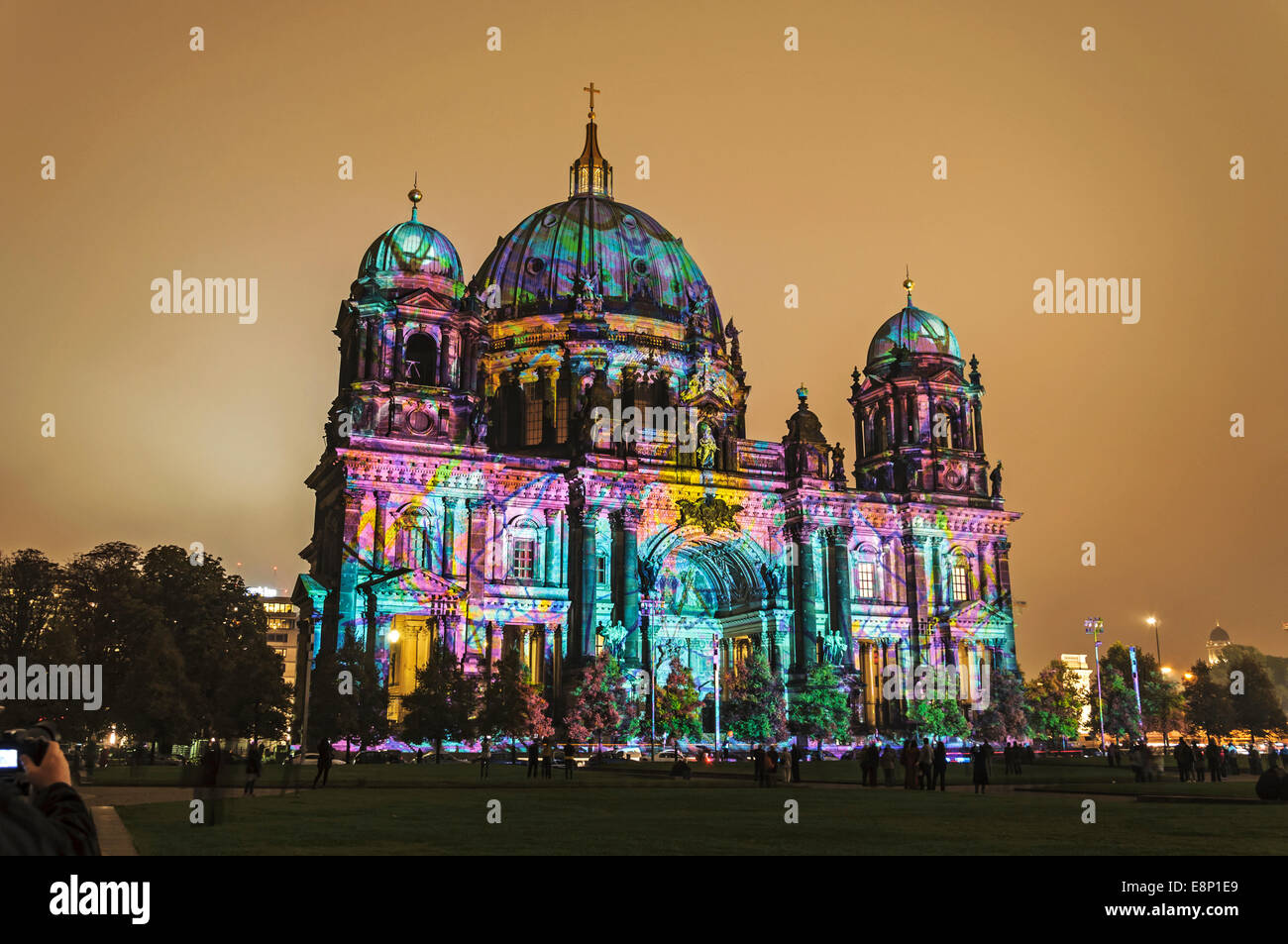 Berlino Germania Ottobre 11, 2014 un gran numero di turisti vedere l'illuminazione del Dom Festa delle Luci Foto Stock