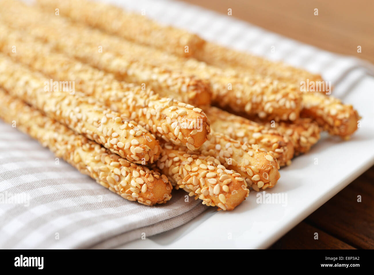 Grissini con semi di sesamo su piastra in primo piano Foto Stock