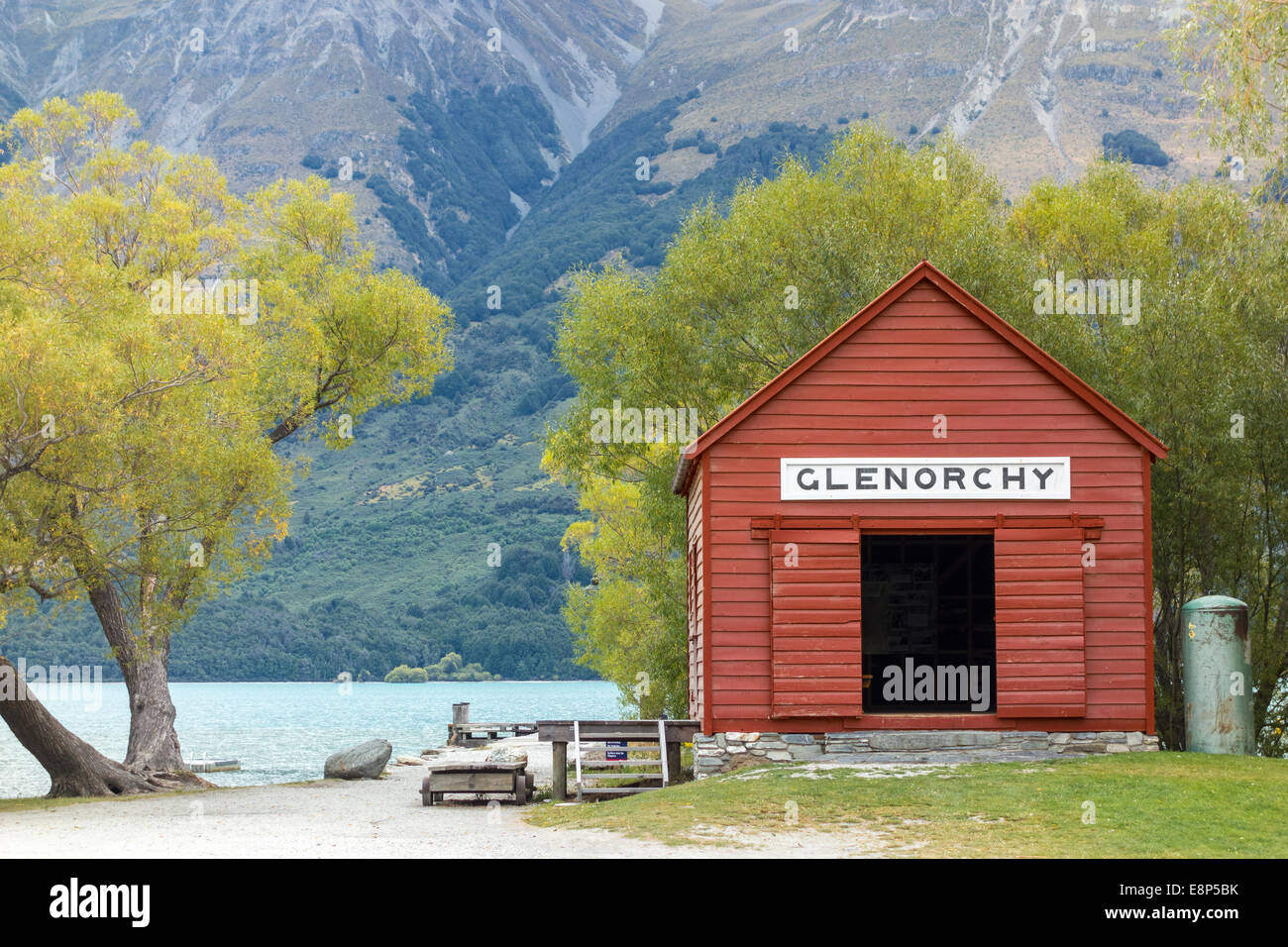 Glenorchy storico capannone in barca e pontile sul lago Wakatipu e Otago Nuova Zelanda Foto Stock