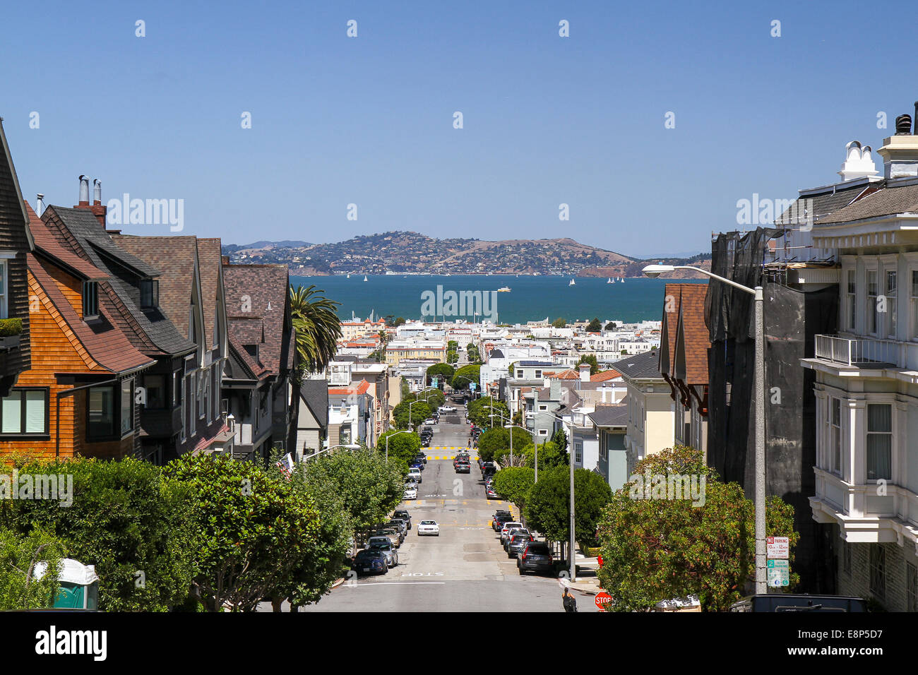 Guardando verso il basso una strada inferiore di Pacific Heights, San Francisco, verso la baia di San Francisco Foto Stock