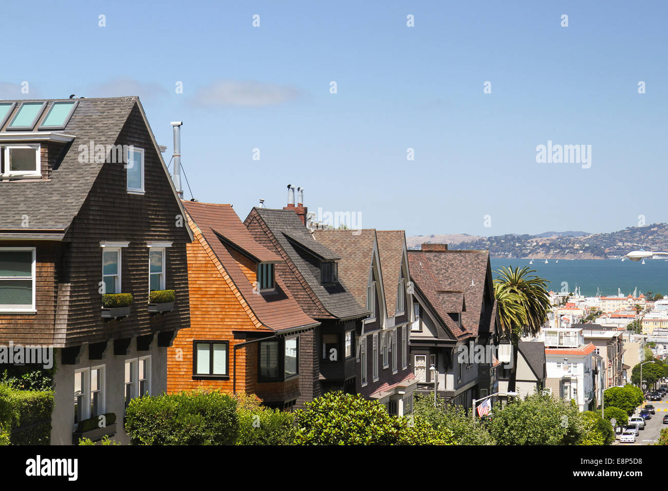 Case inferiore in Pacific Heights e la baia di San Francisco al di là Foto Stock