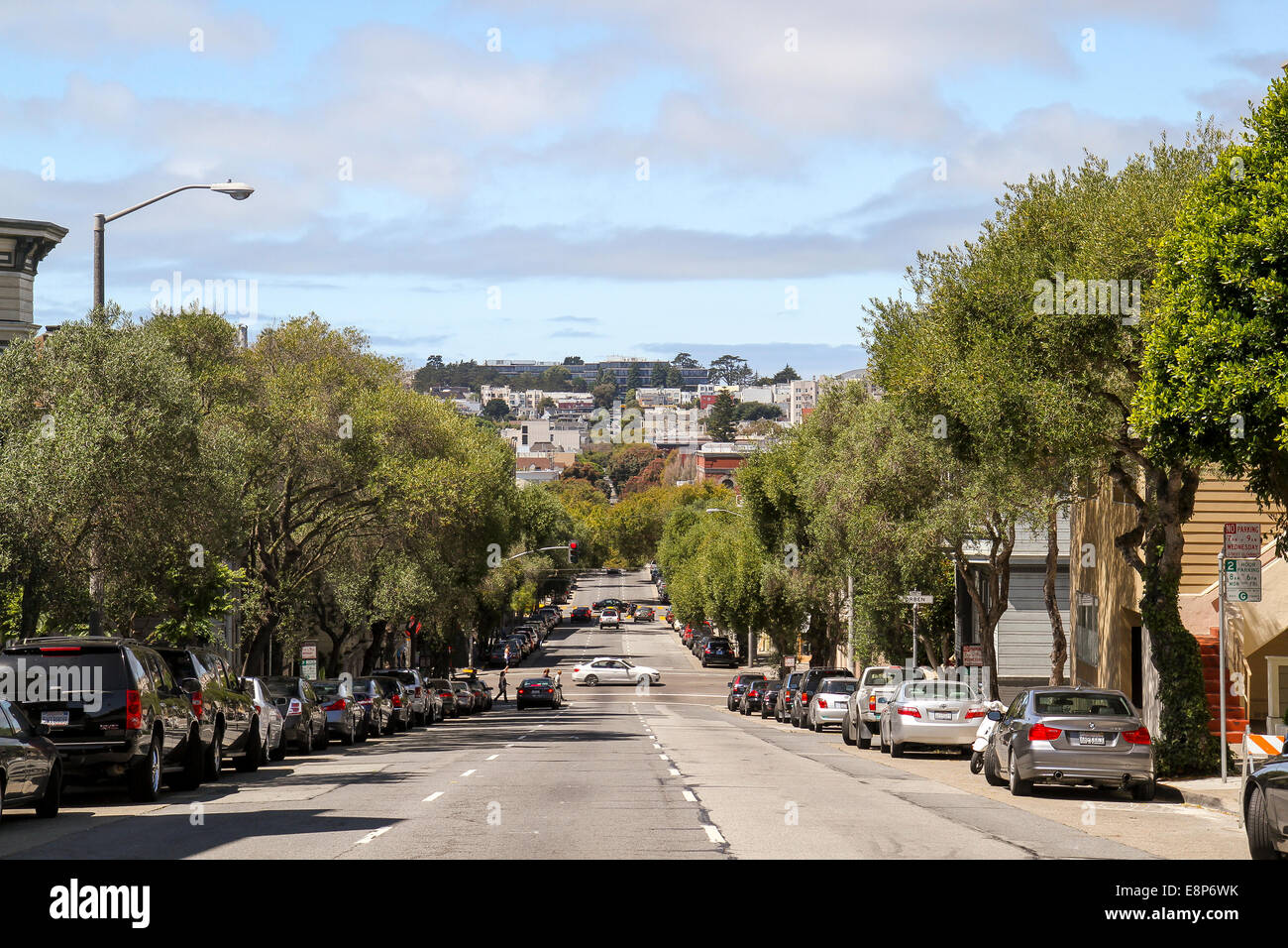 Guardando verso il basso una strada inferiore di Pacific Heights, San Francisco, California Foto Stock