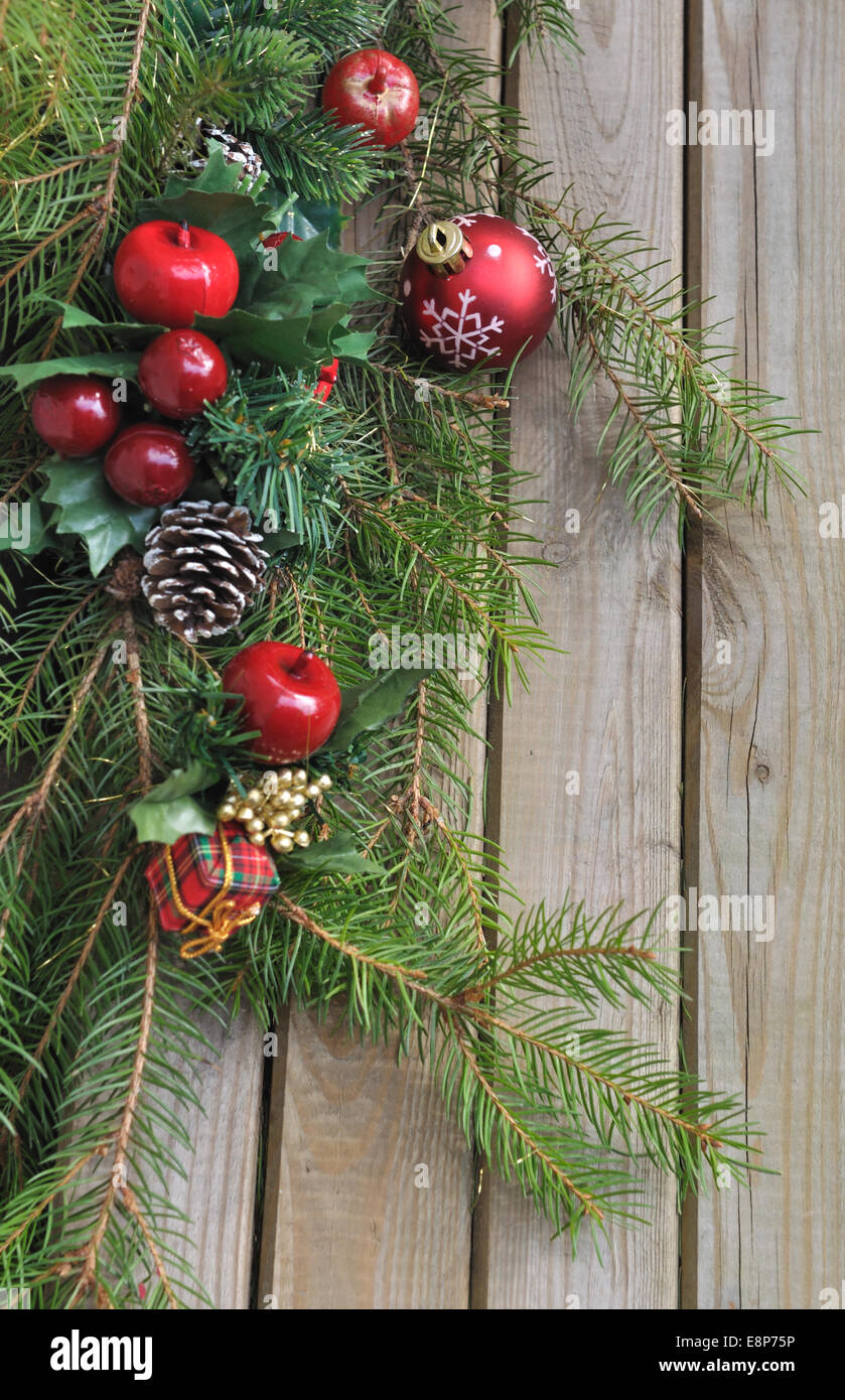 Decorazione di natale con il ramo di abete su tavola in legno Foto Stock