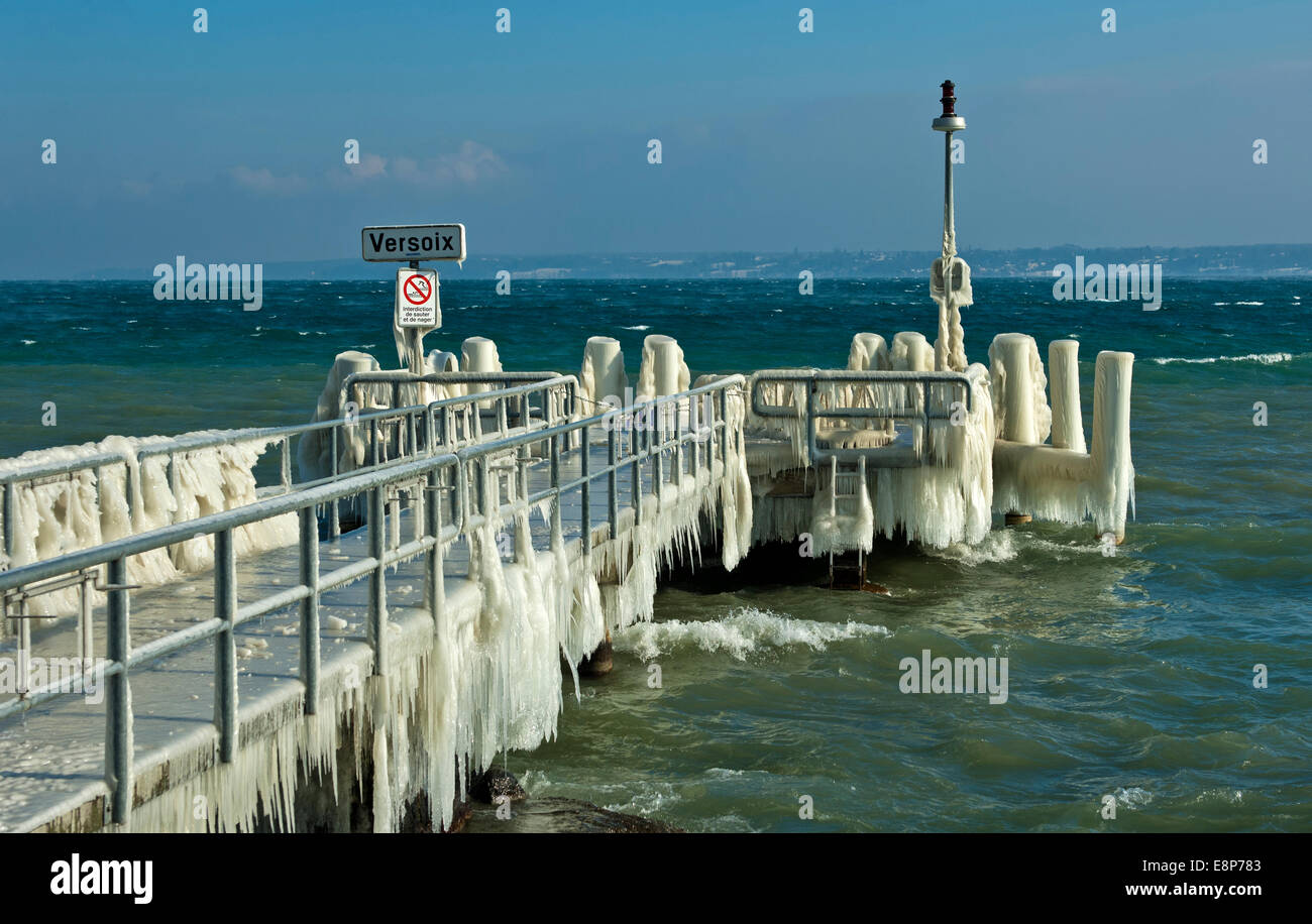 Coperti di ghiaccio molo nel Lago di Ginevra, Versoix vicino a Ginevra, il Cantone di Ginevra, Svizzera Foto Stock