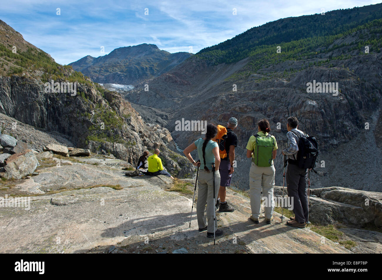 Gli escursionisti a Viewpoint Gletschertor, porta sul ghiacciaio di Aletsch, galcier dietro, regione turistica di Belalp, Vallese, Svizzera Foto Stock