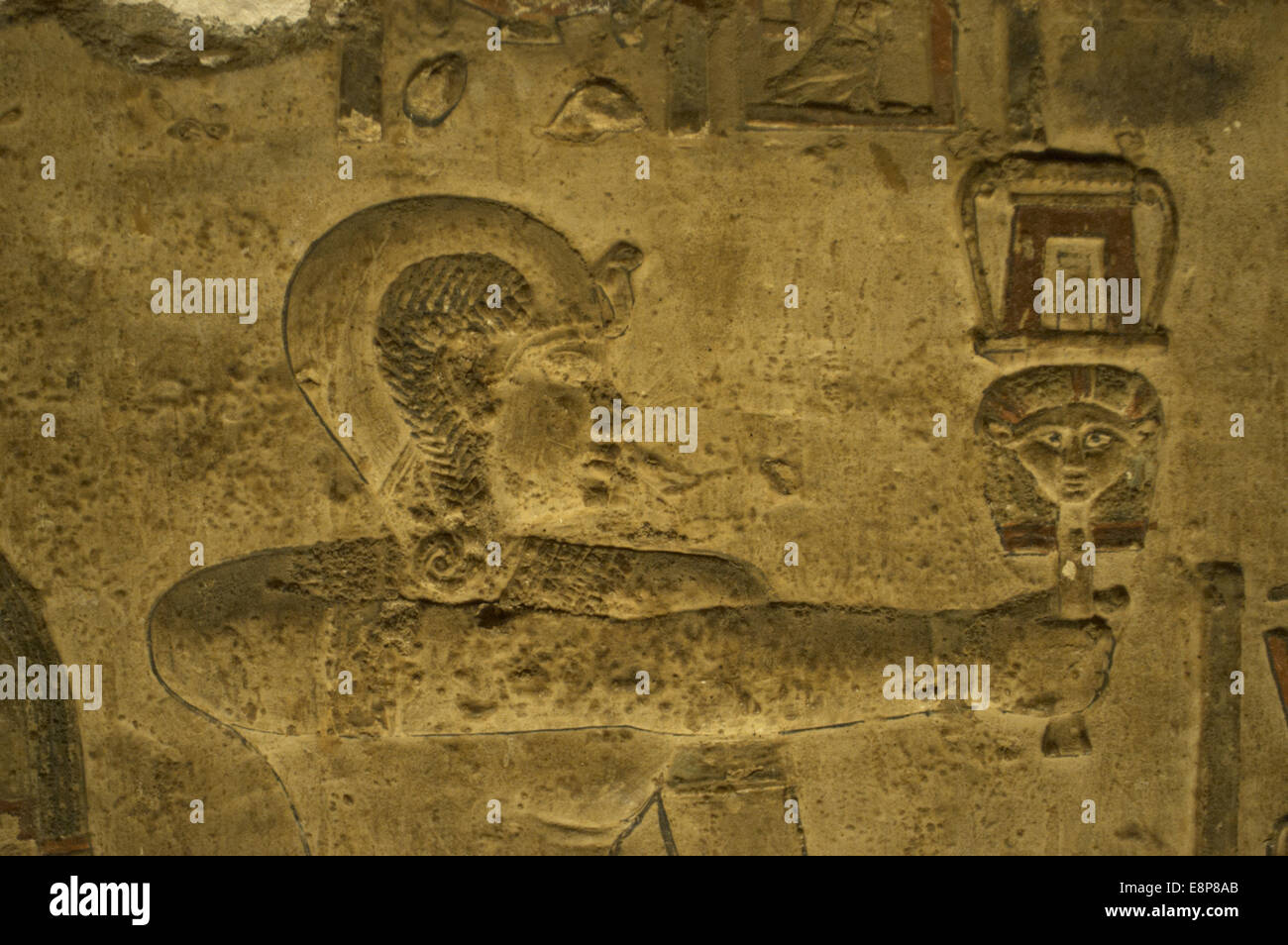 Arte Egizia Dendera. Hathor Tempio. Rilievo raffigurante il dio Ihi tenendo un sistrum nella sua mano. Foto Stock