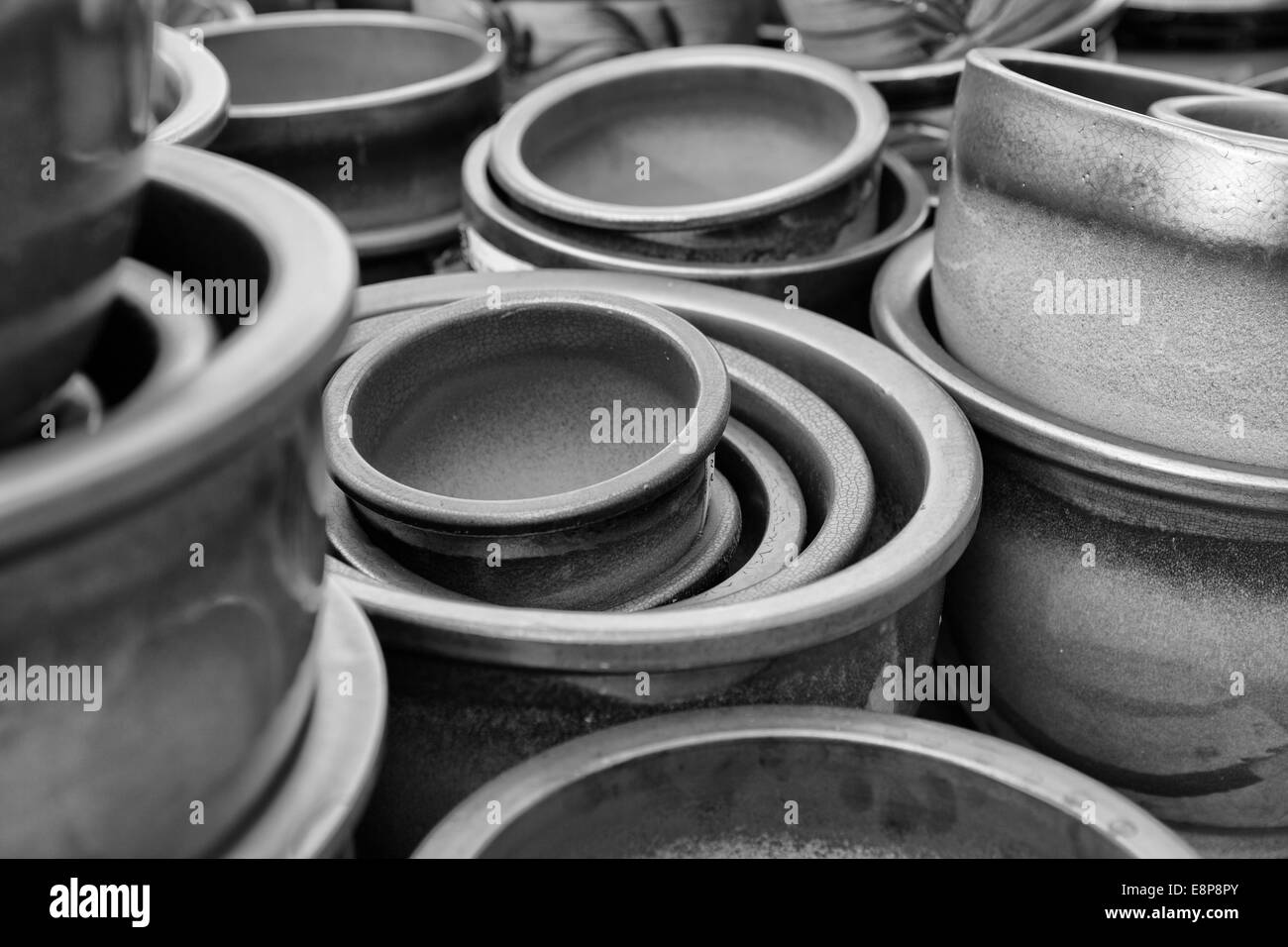 Pila di ceramiche colorate vasi da giardino Foto Stock