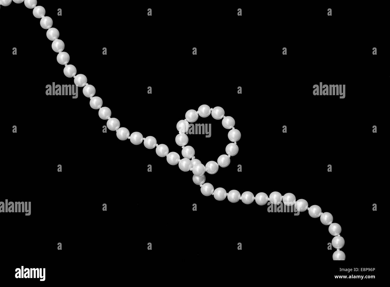 Filetto decorativo di perle di moda su sfondo nero Foto Stock