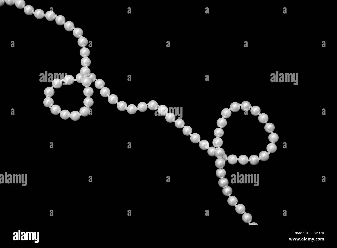 Filo di Perle di moda con due loop su sfondo nero Foto Stock