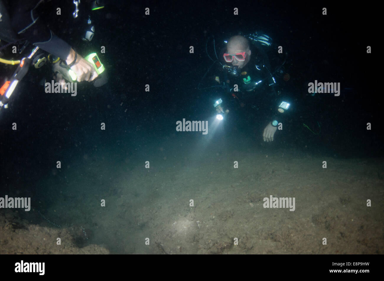 Professional subacquei eseguire un sondaggio sottomarino del Mediterraneo fondali marini Foto Stock