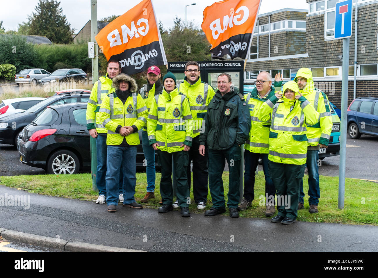 Salisbury, Regno Unito. 13 ottobre, 2014. Sciopero di NHS. Lavoratori NHS, South Western Ambulance personale, hanno iniziato a quattro ore di sciopero Credito: Paul Chambers/Alamy Live News Foto Stock