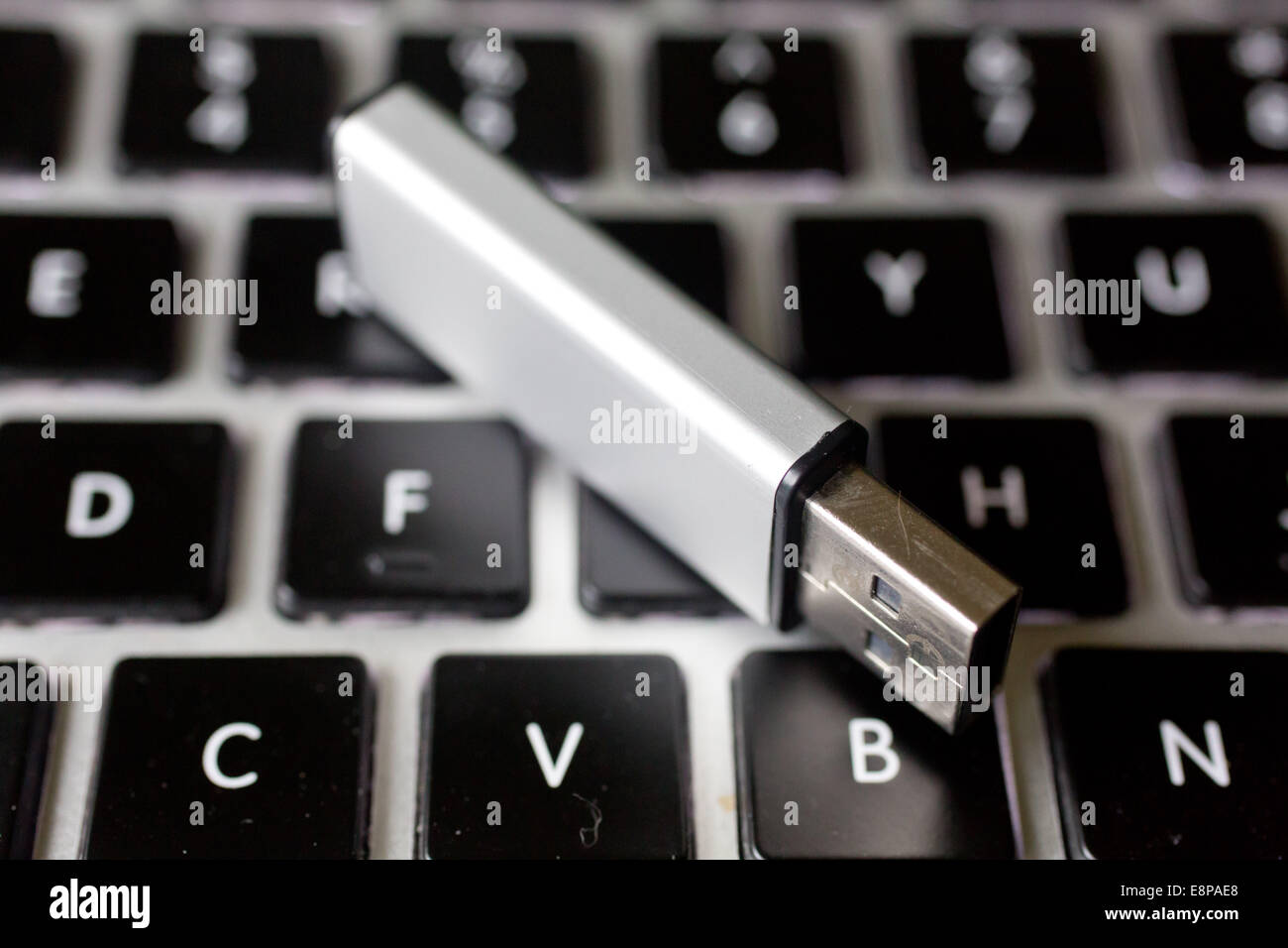 Unità flash USB seduto sulla tastiera di un MacBook Pro, nel mese di ottobre 2014. Foto Stock