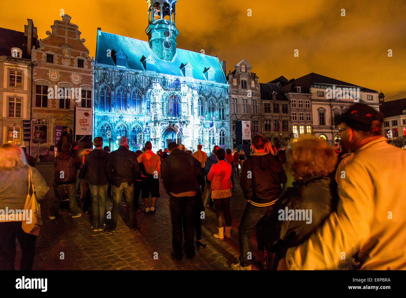 La Grand Place, la piazza centrale nel centro della città, la proiezione di una 3-D mostra presso il municipio storico 'Les Anges de Mons', Foto Stock