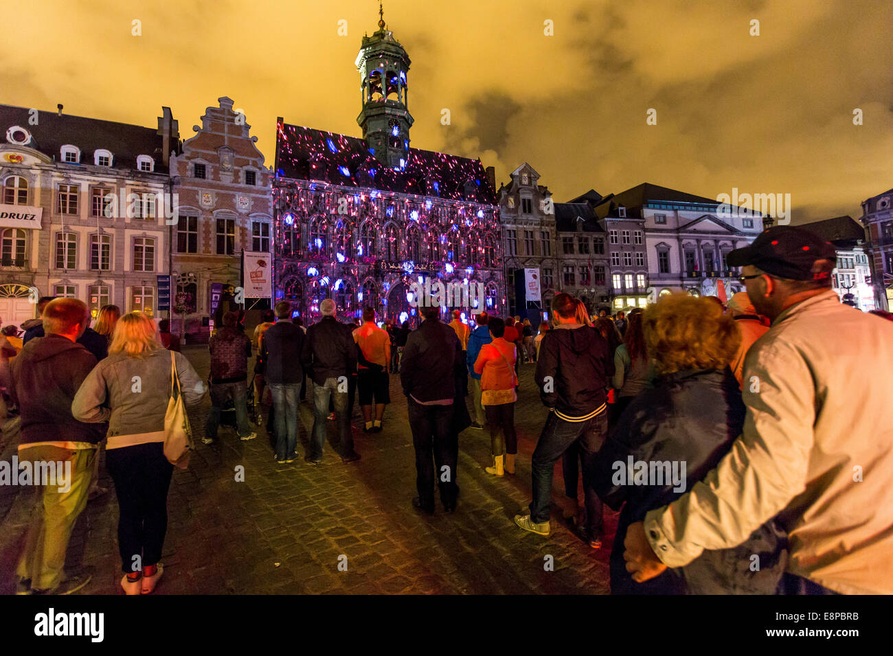 La Grand Place, la piazza centrale nel centro della città, la proiezione di una 3-D mostra presso il municipio storico 'Les Anges de Mons', Foto Stock