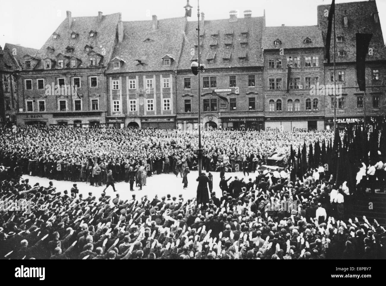 L'immagine della propaganda nazista mostra i funerali di due Sudeti Geramn che sono stati uccisi dalla polizia ceca dopo che la polizia ha cercato di fermarli a un checkpoint, a Eger, Cecoslovacchia (oggi Chep, Repubblica Ceca), 25 maggio 1938. La propaganda nazista scrive sul retro dell'immagine: 'Il funerale per i testimoni del sangue tedesco Sudeti in Eger. Mercoledì si sono svolte le commoventi funerali per i tedeschi dei Sudeti Georg Hofmann e Niklas Boehm, uccisi a morte dai cechi. La vista della piazza del mercato di Eger durante il funerale." Fotoarchiv für Zeitgeschichtee - NESSUN SERVIZIO DI CABLAGGIO Foto Stock