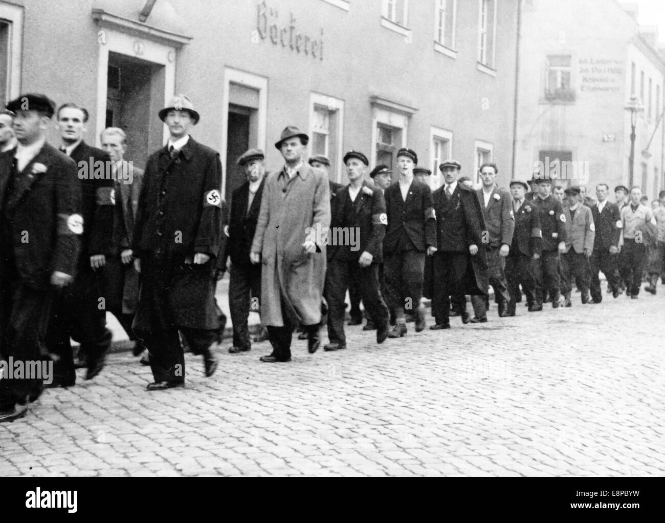 L'immagine del servizio di notizie nazista mostra gli uomini tedeschi Sudeti dopo la fuga dalla Cecoslovacchia arrivando in un villaggio sassone nel settembre 1938, posizione sconosciuta. Fotoarchiv für Zeitgeschichtee - NESSUN SERVIZIO DI CABLAGGIO Foto Stock