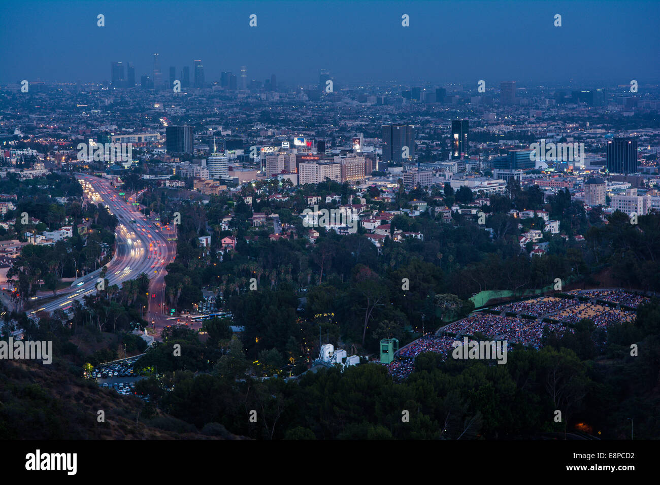 Vista della superstrada 101, l'Hollywood Bowl & Los Angeles da Mulholland Drive, CALIFORNIA, STATI UNITI D'AMERICA Foto Stock
