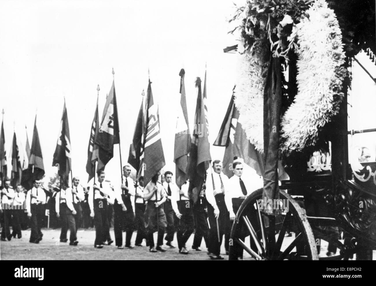 La Propaganda nazista La foto mostra il corteo funebre per assassinato sostenitore dei Sudeti party (SDP), Alfred Knoll, in Jaegerndorf (Krnov), Sudetenland, settembre 1938. Il nazista originale testo sul retro della foto si legge "Addio a Alfred Knoll. Morì in circostanze misteriose. La domenica pomeriggio, decine di migliaia di persone hanno preso parte alla processione funebre per il DOCUP stati Alfred Knoll. Gazzetta relazione ceca ha detto che Knoll si è suicidato dopo essere stato rinchiuso in una prigione ceca. Alfred Knoll era noto per essere un divertimento-amoroso persona. Il medico ha riscontrato Knoll il cranio è stato Foto Stock