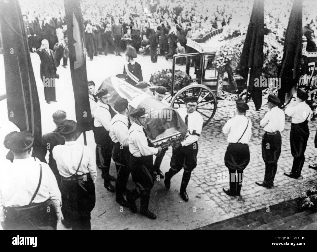L'immagine della propaganda nazista mostra i funerali di due Sudeti Geramn che sono stati uccisi dalla polizia ceca dopo che la polizia ha cercato di fermarli a un checkpoint, a Eger, Cecoslovacchia (oggi Chep, Repubblica Ceca), 25 maggio 1938. Fotoarchiv für Zeitgeschichtee - NESSUN SERVIZIO DI CABLAGGIO Foto Stock