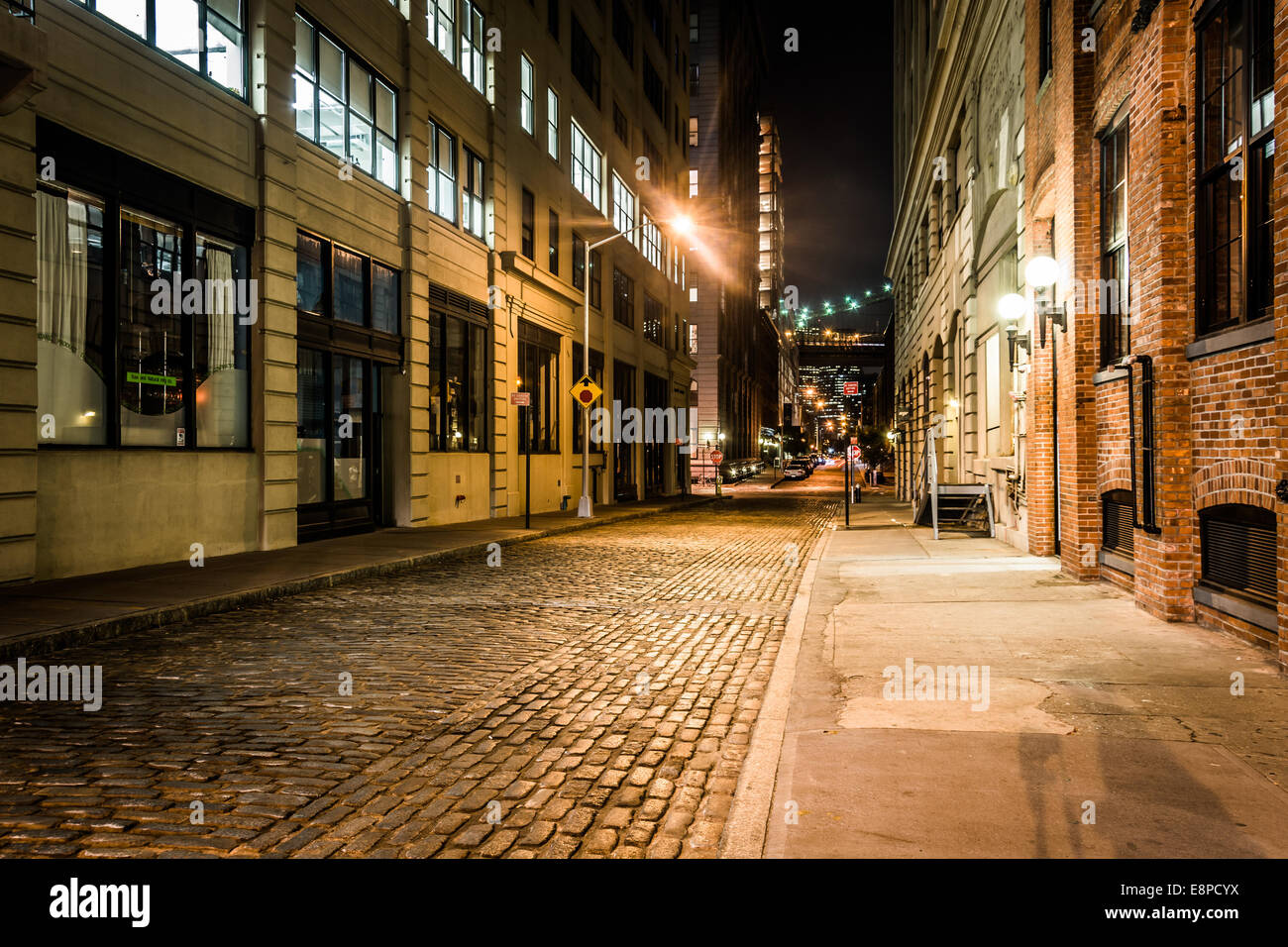 Un vicolo di notte a Brooklyn, New York. Foto Stock