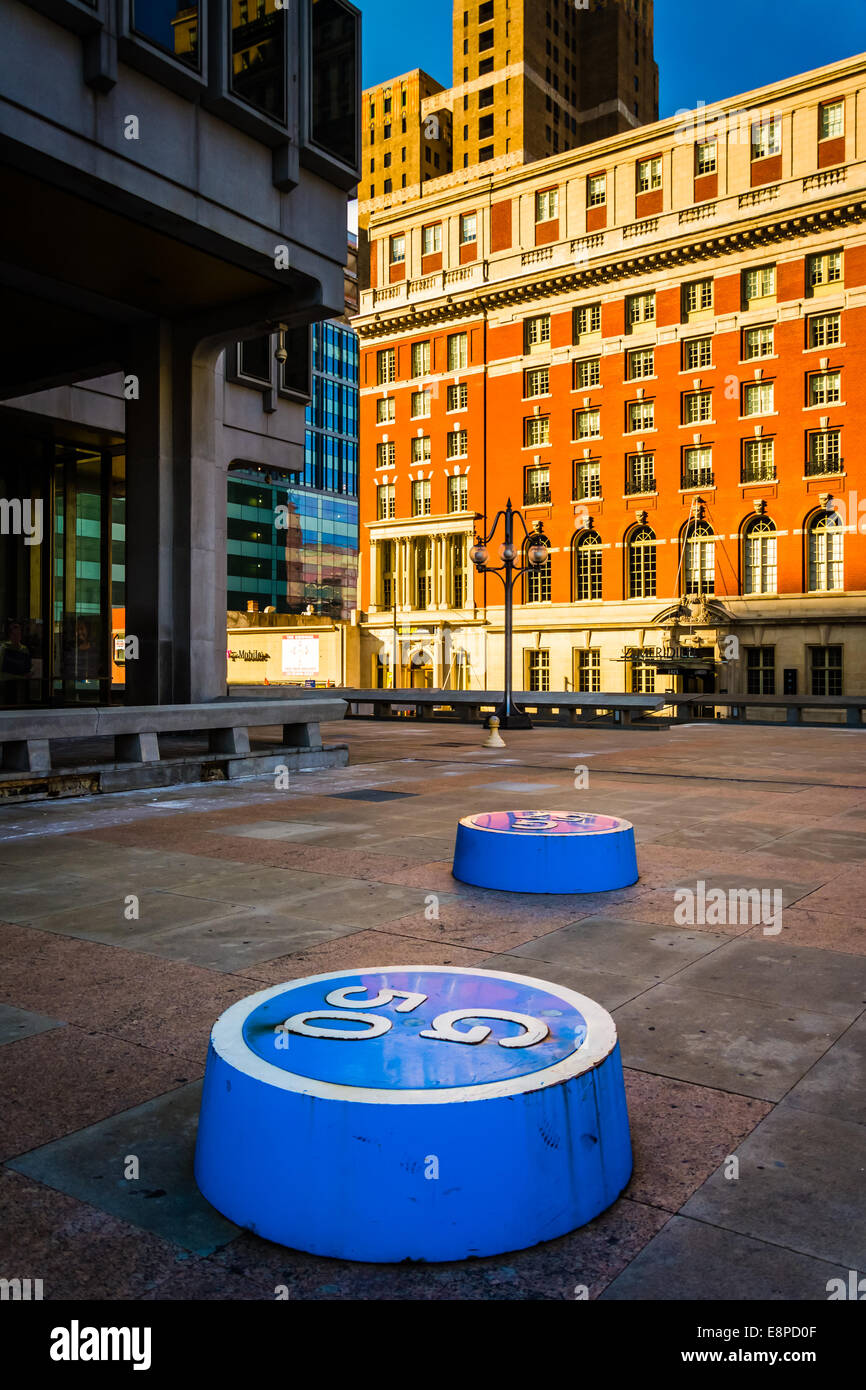 Arte di installazione presso i servizi comunali edificio e luce della sera su edifici su Arch Street, a Philadelphia, Pennsylvania Foto Stock