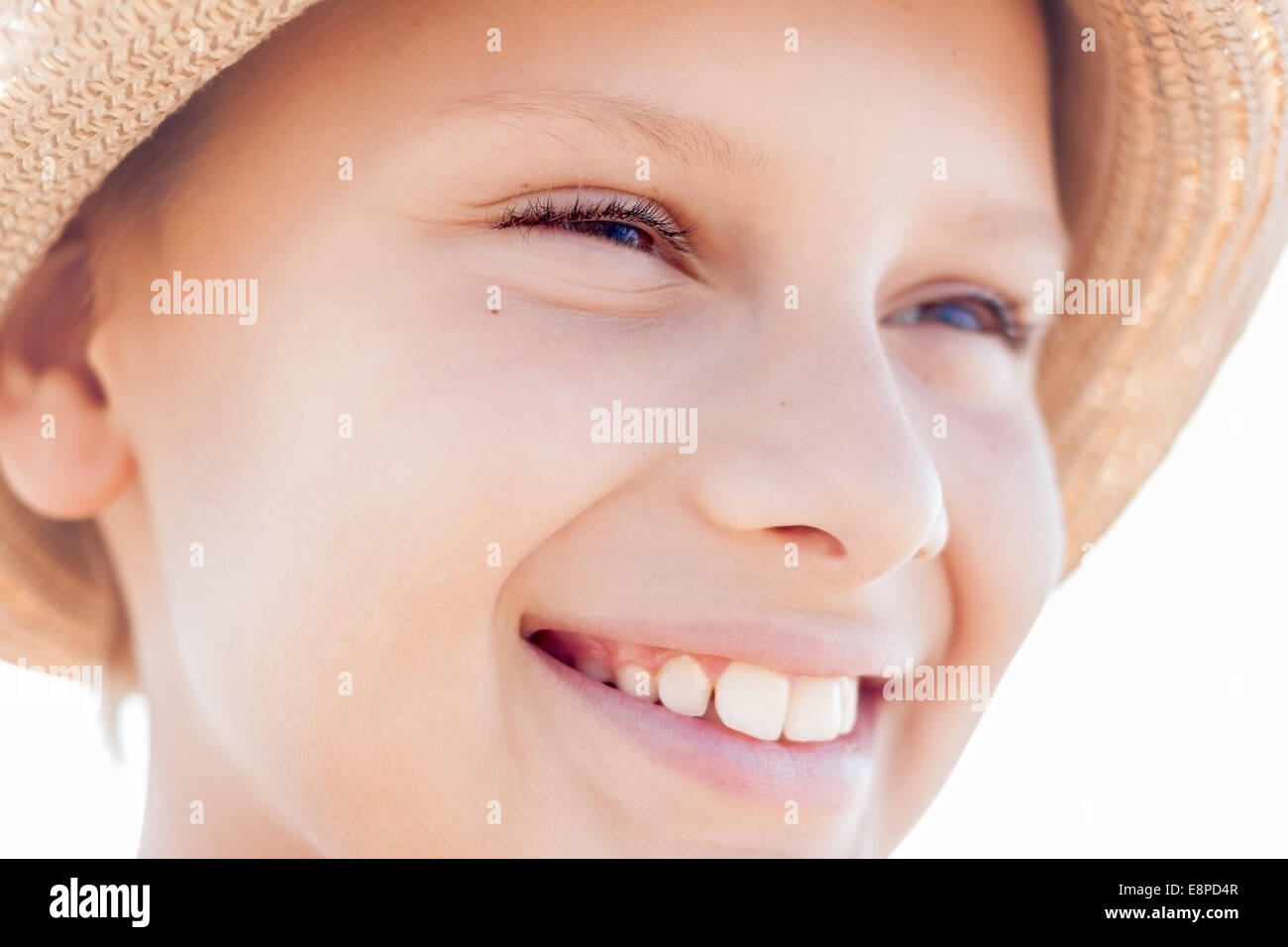 Carino kid sorriso faccia cappello di paglia Foto Stock