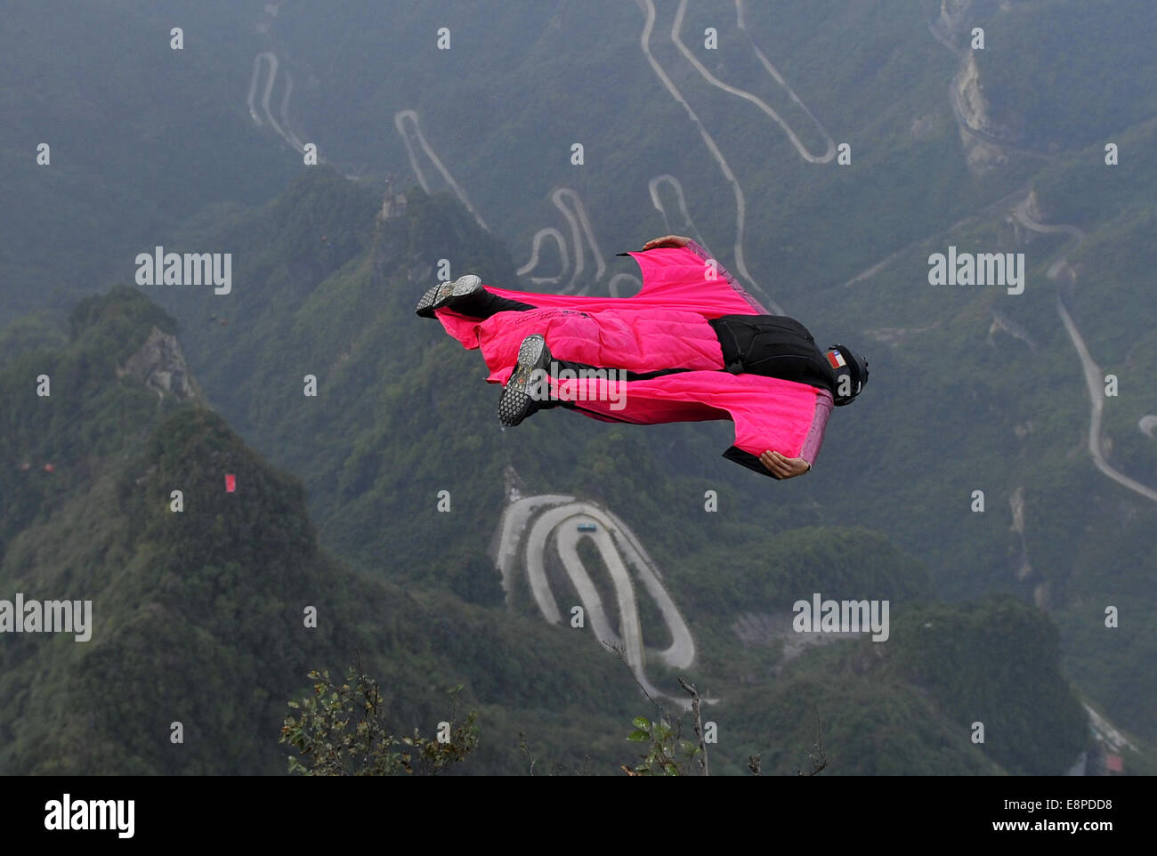 11 ott. 2014 - (Cina) Solo per uso al di fuori della Cina. Non utilizzare per la vendita o per esporre in Cina. HUNAN CINA Ott 11: la terza Red Bull ala montata campionati di volo è stato tenuto in Zhangjiajie, nella provincia del Hunan, della Cina. © SIPA Asia/ZUMA filo/Alamy Live News Foto Stock