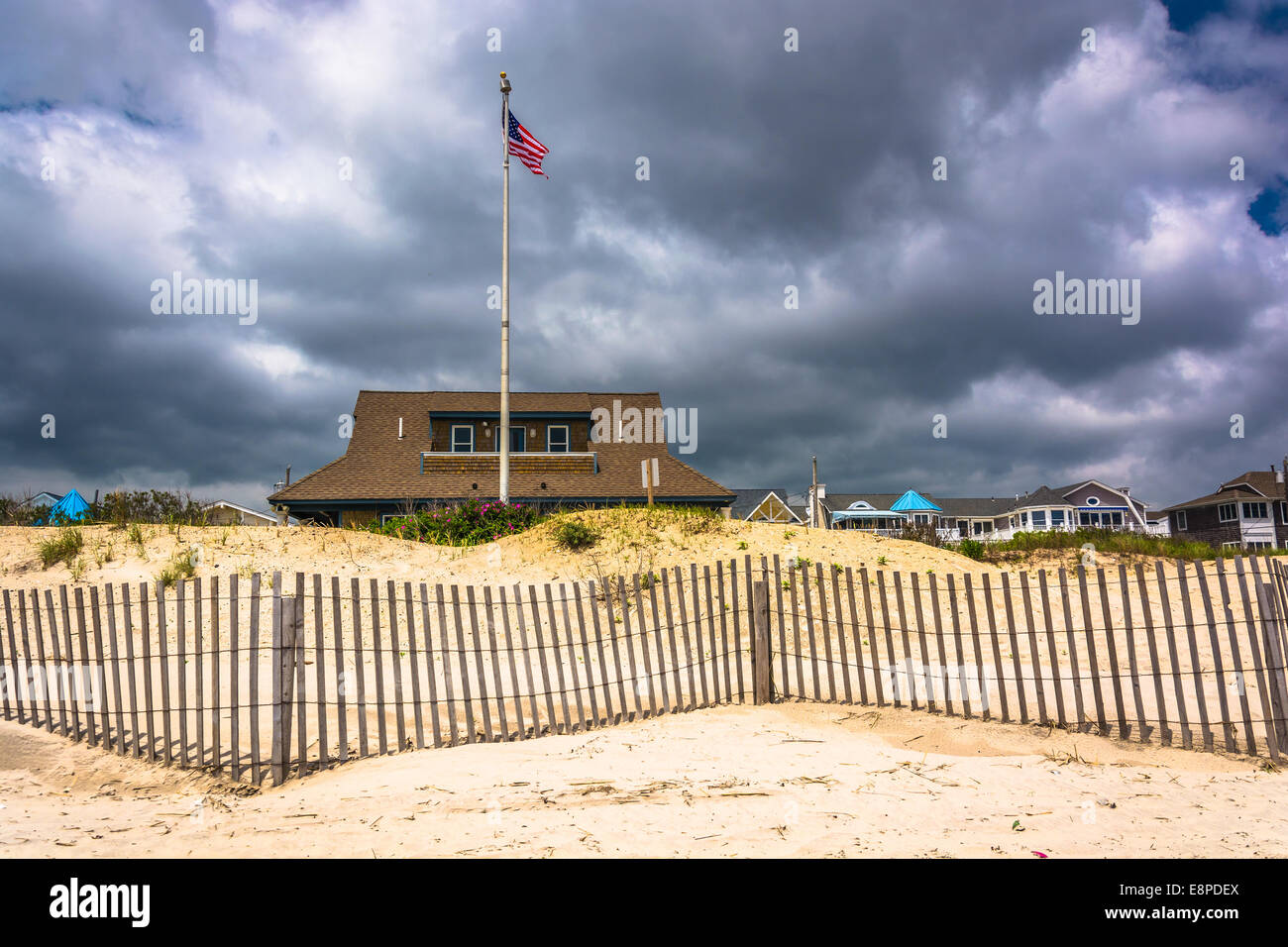 Le dune di sabbia e case in Ocean City, New Jersey. Foto Stock