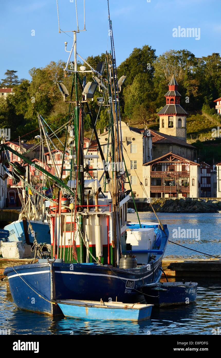 Francia, Pays Basque, dei Pirenei atlantici, il Golfo di Biscaglia, Ciboure village in background e barche di pescatori in primo piano Foto Stock