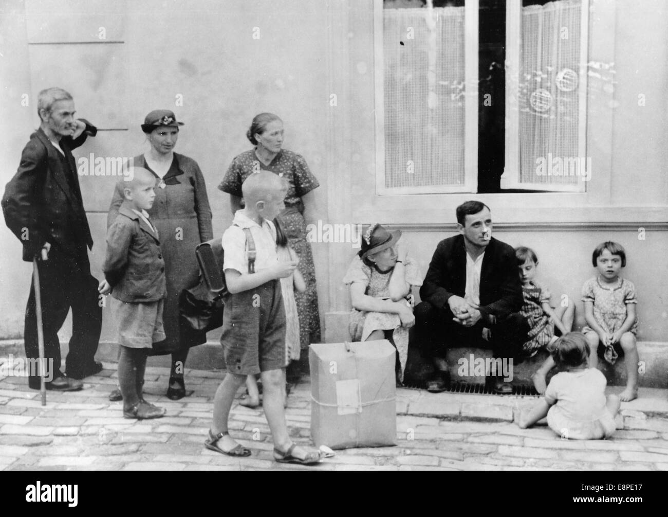 Il testo originale del notiziario della propaganda nazista sul retro del quadro recita: "Salvato dal terrore polacco - Volksdeutsche nel campo profughi di Buckow”. Foto di Buckow, Germania, 21 agosto 1939. La divisione del territorio tedesco in Polonia dopo la prima guerra mondiale ha provocato una tensione costante tra la Germania e la Polonia. È diventato critico all'inizio del 1939. La si rifletteva chiaramente nella propaganda nazista poco prima che l'esercito tedesco attaccasse il 01 settembre 1939. L'attacco alla Polonia fu l'inizio della seconda guerra mondiale. Fotoarchiv für Zeitgeschichtee - NESSUN SERVIZIO DI CABLAGGIO Foto Stock