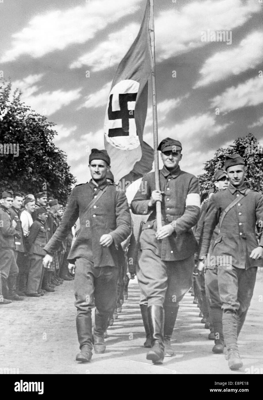 L'immagine di un comunicato stampa nazista mostra un'unità Volksdeutsch nell'unità di combattimento "Grande fronte tedesco" dopo l'occupazione della Polonia, ottobre 1939. Il testo originale della propaganda nazista sul retro dell'immagine recita: "Marcia verso la libertà! Volksdeutsch persone che hanno dovuto servire signori polacchi si uniscono con gioia nel grande fronte tedesco." Fotoarchiv für Zeitgeschichtee - NESSUN SERVIZIO DI CABLAGGIO Foto Stock