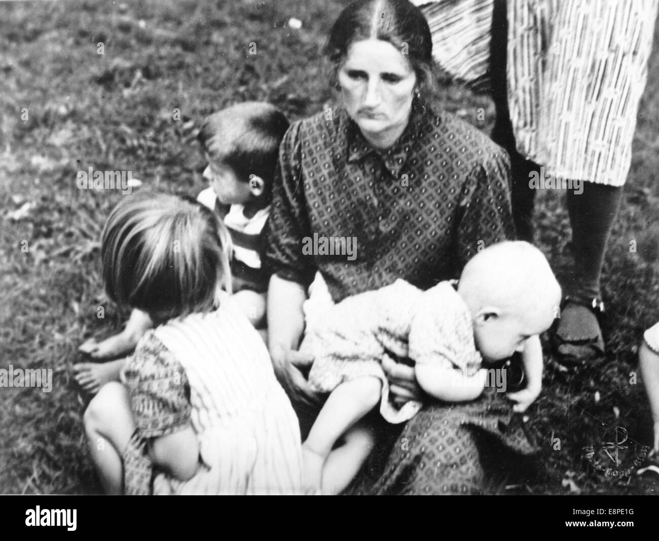 La propaganda nazista immagine mostra Volksdeutsche rifugiati provenienti dalla Polonia dopo essere arrivati in un tedesco Refugee Camp Posizione sconosciuta, Agosto 1939. Il nazista originale rapporto di notizie sul retro della foto si legge: "madri tedesche da Alta Slesia. Dolore e miseria è visto sui loro volti. Sotto la prudente cura della NSV infermieri, i pensieri del timore che hanno dovuto subire durante la fuga dal polacco terrore gradualmente si affievolisce, essi sono ancora preoccupa i loro mariti e fratelli che gli sono stati consegnati nel regno polacco di terrore. - Una foto da un rifugiato di Slesia camp.' Photo: Berliner Verlag / Foto Stock