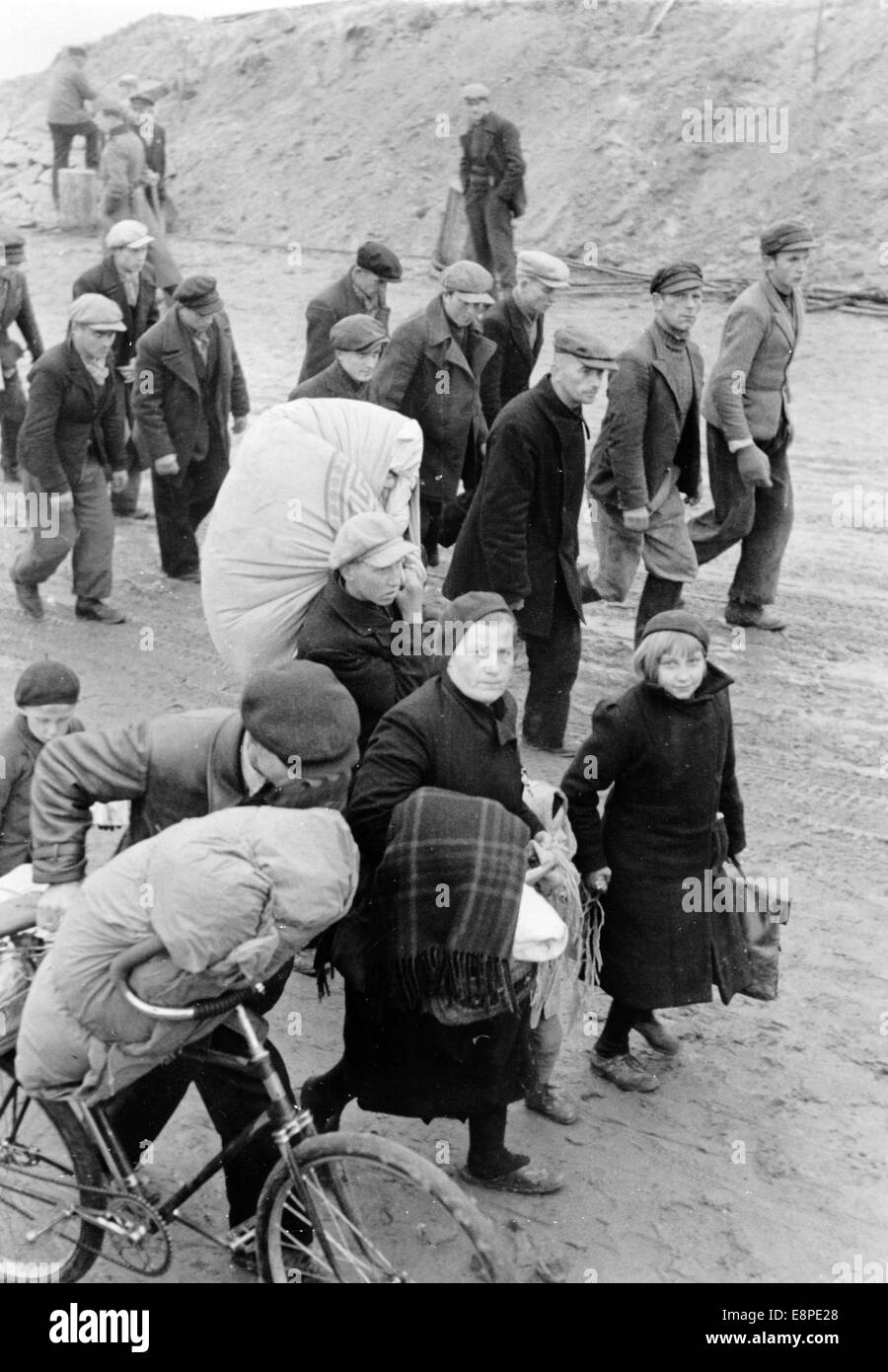 La foto della propaganda nazista mostra i rifugiati Volksdeutsche che ritornano nella loro patria dopo che le truppe tedesche hanno conquistato la zona di Dirschau (Tczew in Polonia), settembre 1939. La notizia nazista originale sul retro del quadro recita: 'Volksdeutsche liberato dagli artigli degli assassini polacchi. I Volksdeutsche sono stati liberati dagli artigli degli assassini polacchi dai nostri soldati." Fotoarchiv für Zeitgeschichtee - NESSUN SERVIZIO DI CABLAGGIO Foto Stock