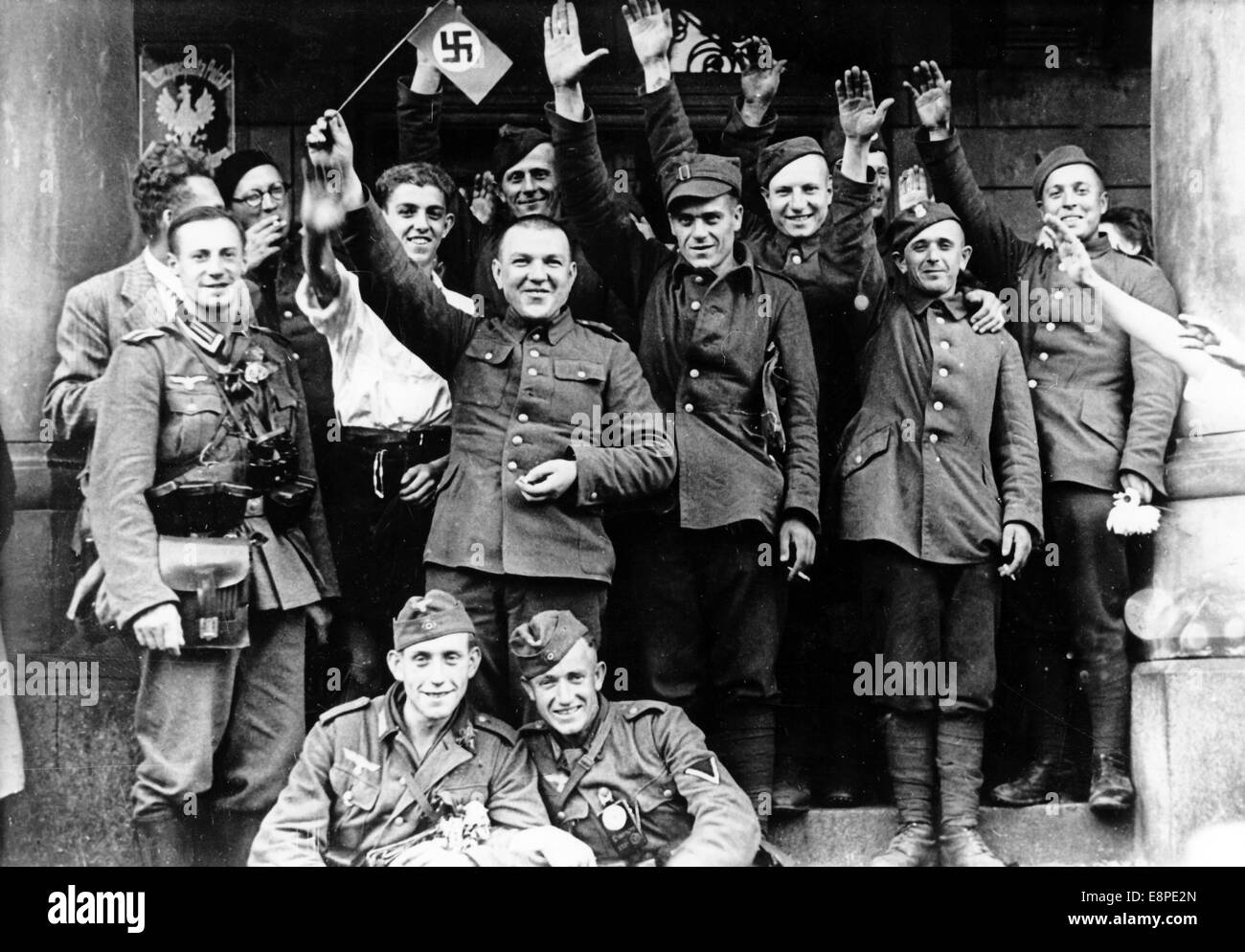 Testo di propaganda! Da una notizia nazista del 03 settembre 1939 sul retro della foto: "I difensori polacchi, che sono in parte Volksdeutsch e chi sono stati costretti al servizio militare dai polacchi, salutano i soldati tedeschi”. Fotoarchiv für Zeitgeschichtee - NESSUN SERVIZIO DI CABLAGGIO Foto Stock