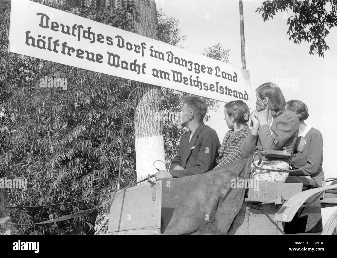 Le immagini della propaganda nazista mostrano una bandiera nazista che legge 'i villaggi tedeschi in terra Danzig tenere un fedele orologio sulle rive del Weichsel (polacco: Vistula)' nel governo nazista Stato libero di Danzig, 1939 agosto. Dopo l'attacco illegale contro la Polonia da parte della Germania nel settembre 01, 1939, Danzig si unì al terzo Reich lo stesso giorno. Fotoarchiv für Zeitgeschichtee - NESSUN SERVIZIO DI CABLAGGIO Foto Stock