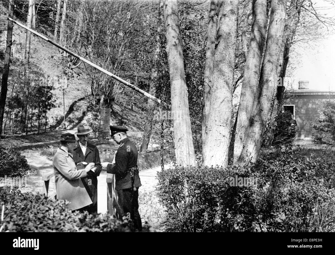 L'immagine della propaganda nazista mostra che le persone sono state controllate al confine pedonale tra il confine polacco e la libera Città di Danzig al confine pedonale a Menzelback vicino Sopot, Polonia, maggio 1939. Fotoarchiv für Zeitgeschichtee - NESSUN SERVIZIO DI CABLAGGIO Foto Stock