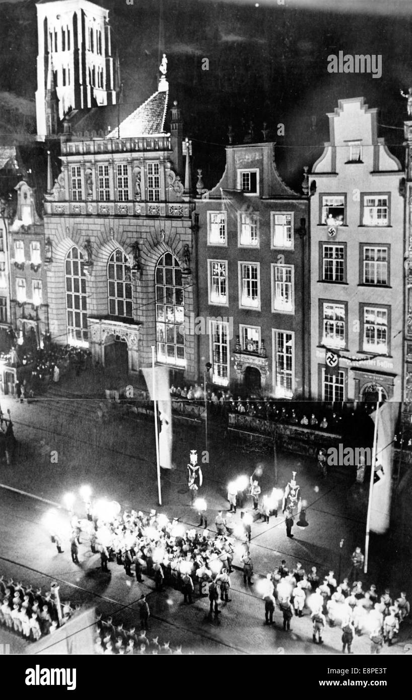 La foto della propaganda nazista mostra una marcia per il compleanno di Hitler da parte del mercato lungo nella città libera governata dai nazisti di Danzica, Polonia, 20 aprile 1939. Fotoarchiv für Zeitgeschichtee - NESSUN SERVIZIO DI CABLAGGIO Foto Stock