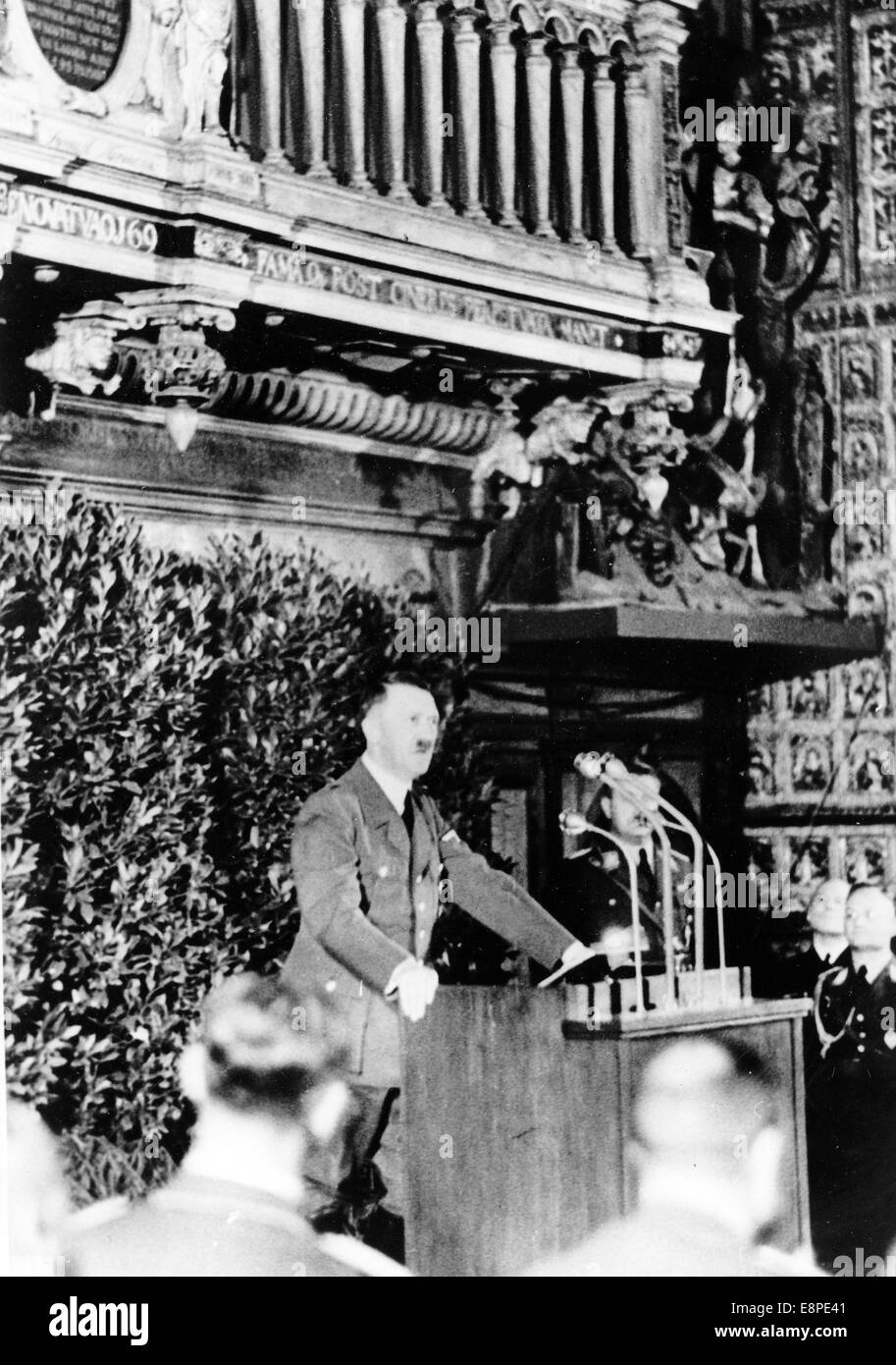 La foto della propaganda nazista mostra Adolf Hitler durante il suo discorso sulla fine della campagna polacca a Danzica, Germania, 19 settembre 1939. La notizia nazista sul retro del quadro recita: "Il Fuhrer in Danzig liberato. Il giovedì pomeriggio, il Fuhrer parlò al popolo tedesco e al mondo da Danzica liberata. La nostra foto mostra il Fuhrer che ha pronunciato il suo grande discorso ad Artushof a Danzig.' Fotoarchiv für Zeitgeschichtee - NESSUN SERVIZIO DI CABLAGGIO Foto Stock