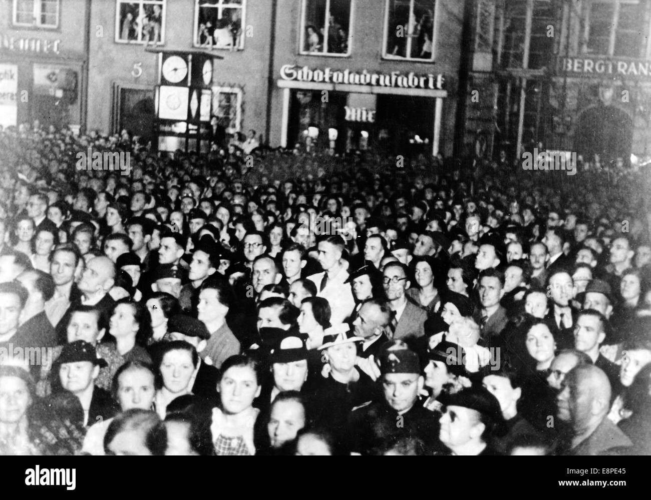 La propaganda nazista immagine mostra un rally con un discorso dal Gauleiter nazista Albert Forster, in cui egli riconosce il Reich tedesco, al mercato lungo in nazi-disciplinato libera città di Danzica, Polonia, 10 agosto 1939. La propaganda nazista testo sul retro della foto si legge: "Danzig residenti' potente rally di protesta al di fuori del centro storico Artushof! Gauleiter Forster mette i guerrafondai polacco al loro posto durante il suo discorso di protesta che è stato ascoltato con entusiasmo dalla popolazione di Danzica. La nostra immagine mostra una vasta folla si raduna sul mercato lungo a Dresda per ascoltare il discorso di Gauleiter Foto Stock