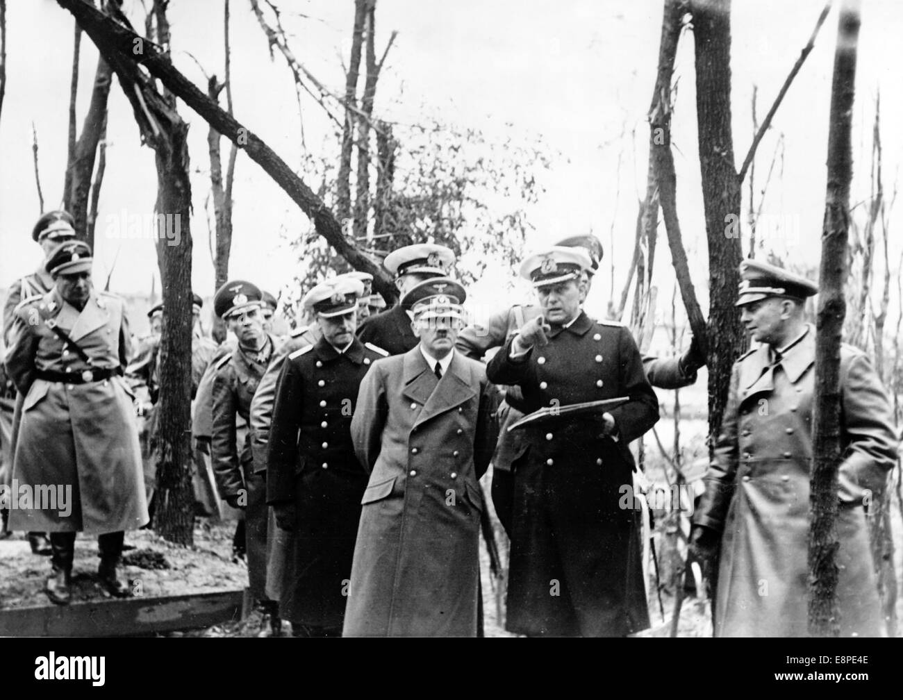 La foto della propaganda nazista mostra Adolf Hitler in visita alla Westerplatte a Danzica, Polonia, settembre 1939. Gli attacchi tedeschi contro l'Westerplatter polacco del 01 settembre 1939 sono visti come l'inizio della seconda guerra mondiale. La notizia nazista sul retro del quadro recita: "Il Fuhrer visita la Westerplatte, illegalmente fortificata dai polacchi, durante il suo soggiorno a Danzica”. Fotoarchiv für ZeitgeschichteNO SERVIZIO FILARE Foto Stock