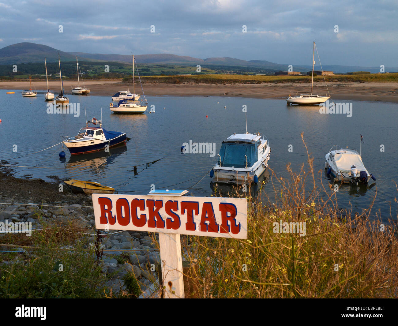 Riservati spazi di ormeggio per la barca denominata "Rockstar' sulla Shell Island Wales UK Foto Stock