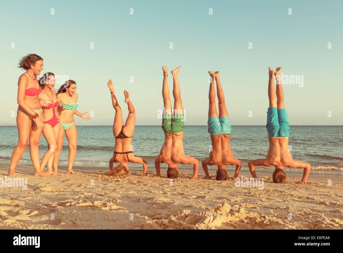 Gli amici presso la spiaggia di divertimento. Foto Stock