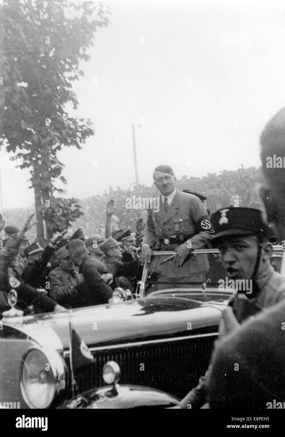 Rally di Norimberga 1933 a Norimberga, Germania - Adolf Hitler nella sua vettura tra i membri della SA (Sturmabteilung) presso il raduno del partito nazista. (Difetti di qualità dovuti alla copia storica dell'immagine) Fotoarchiv für Zeitgeschichtee - NESSUN SERVIZIO DI CABLAGGIO – Foto Stock
