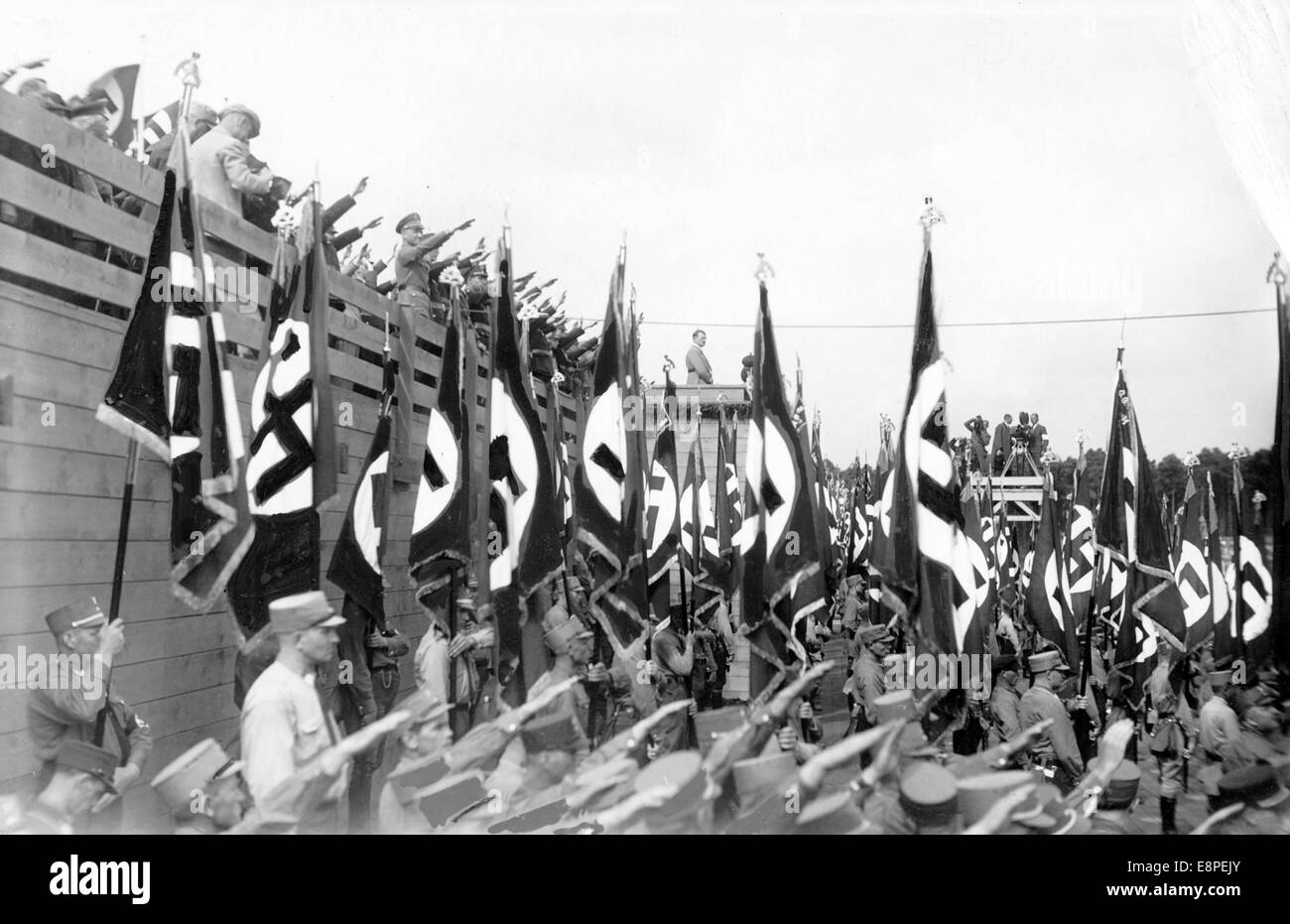 Rally di Norimberga 1933 a Norimberga, Germania - formazione dei membri della SA (Sturmabteilung) al raduno nazista, al centro della palma del sapeaker: Adolf Hitler. (Difetti di qualità dovuti alla copia storica dell'immagine) Fotoarchiv für Zeitgeschichtee - NESSUN SERVIZIO DI CABLAGGIO – Foto Stock