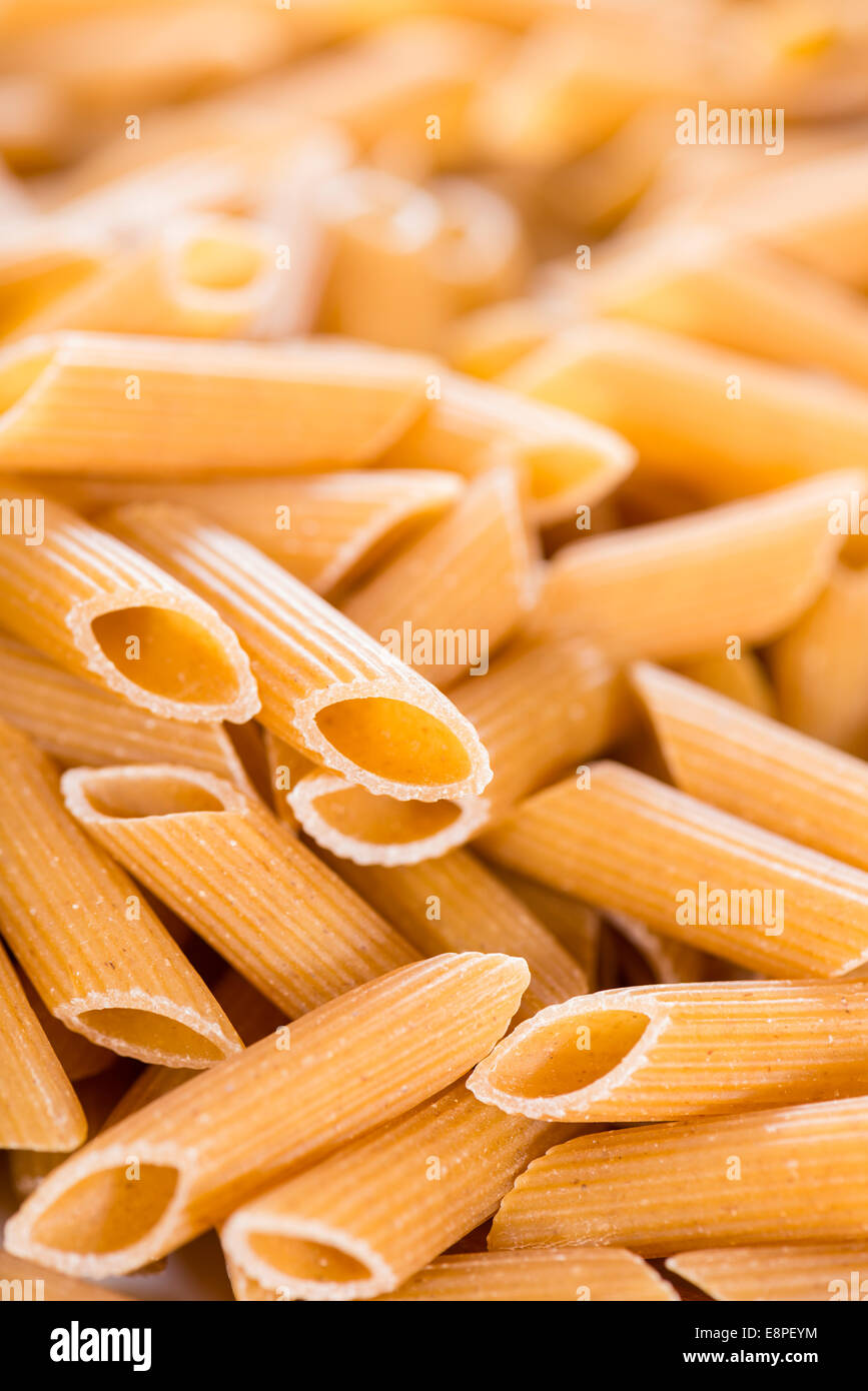 Pasta integrale (penne) da utilizzare come immagine di sfondo o come close-up shot Foto Stock