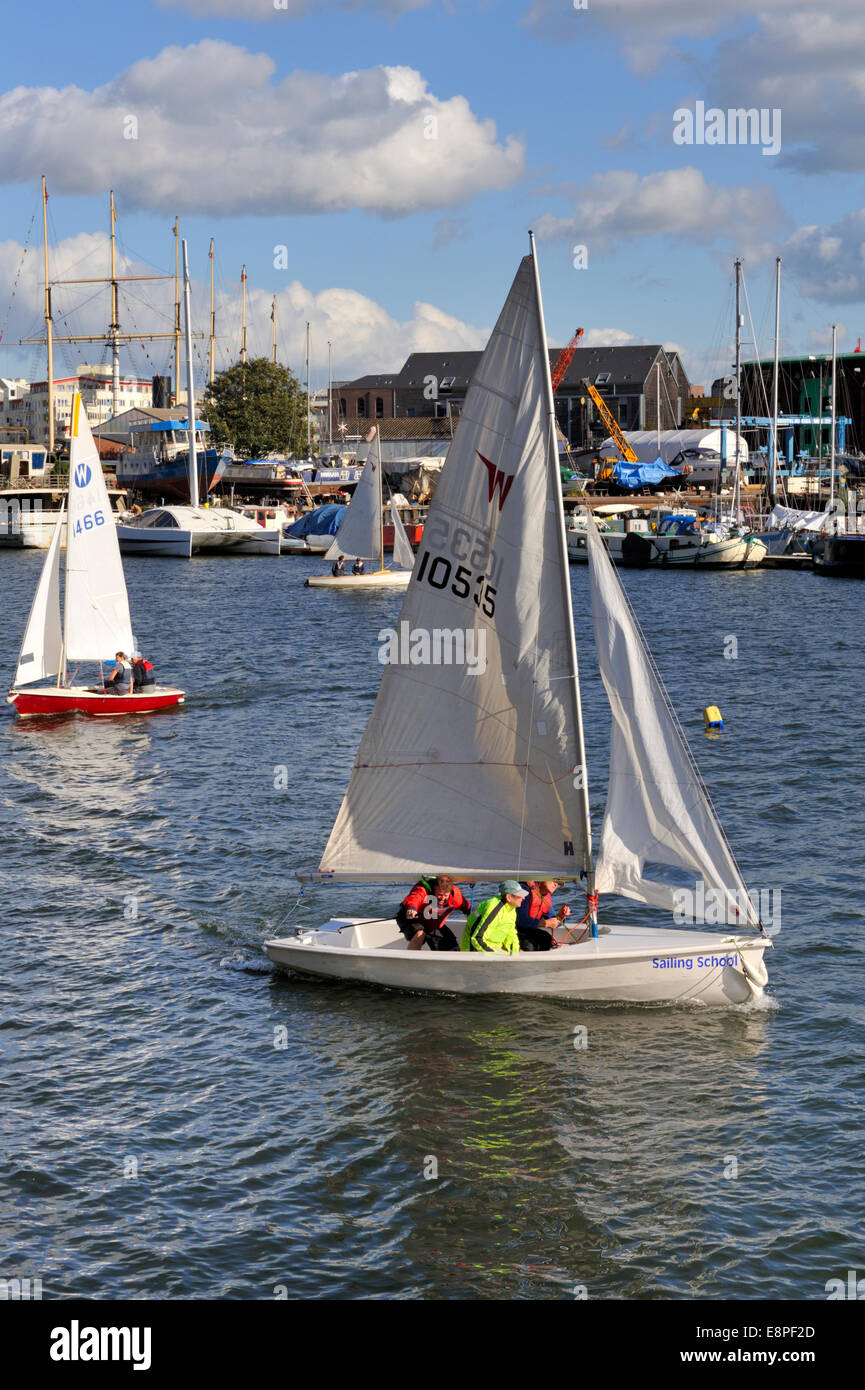 La città di Bristol Docks sono diventati un turista e area di attività. Canotti vela nel porto di marina. Regno Unito Foto Stock