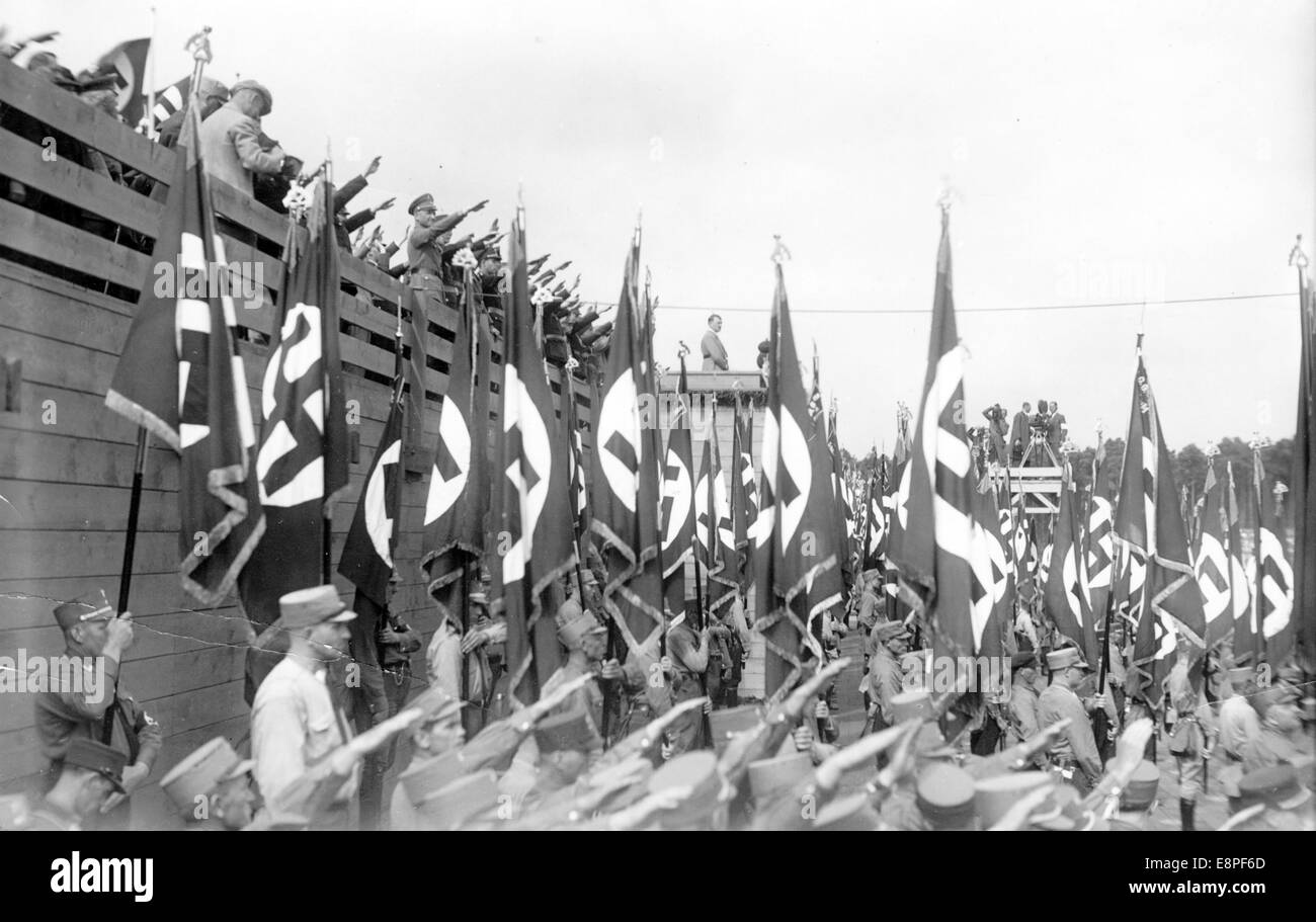 Rally di Norimberga 1933 a Norimberga, Germania - line-up dei membri della SA (Sturmabteilung) al raduno nazista, al centro della foto sulla piattaforma del relatore: Adolf Hitler. (Difetti di qualità dovuti alla copia storica dell'immagine) Fotoarchiv für Zeitgeschichtee - NESSUN SERVIZIO DI CABLAGGIO – Foto Stock
