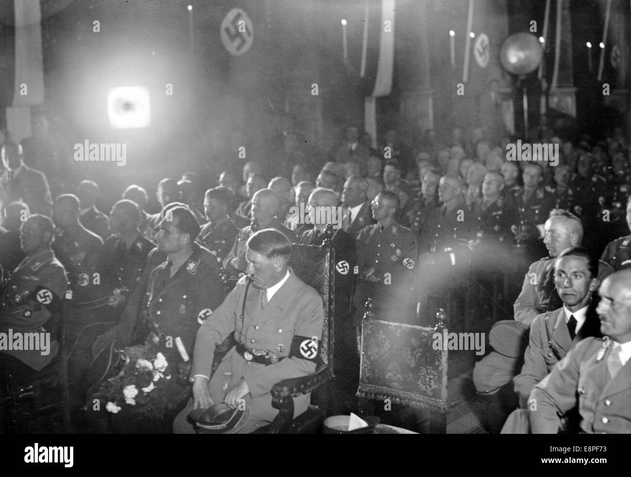 Rally di Norimberga 1933 a Norimberga, Germania - Adolf Hitler, Ministro del Reich Rudolf Hess (a sinistra di Hitler), Ministro del Reich di Propaganda Joseph Goebbels (2-R) e editore di 'Der Stuermer' (l'attaccante) Julius Streicher (R) durante un discorso del sindaco di Norimberga Willy Liebel presso un ricevimento nella sala di Norimberga. (Difetti di qualità dovuti alla copia storica dell'immagine) Fotoarchiv für Zeitgeschichtee - NESSUN SERVIZIO DI CABLAGGIO – Foto Stock
