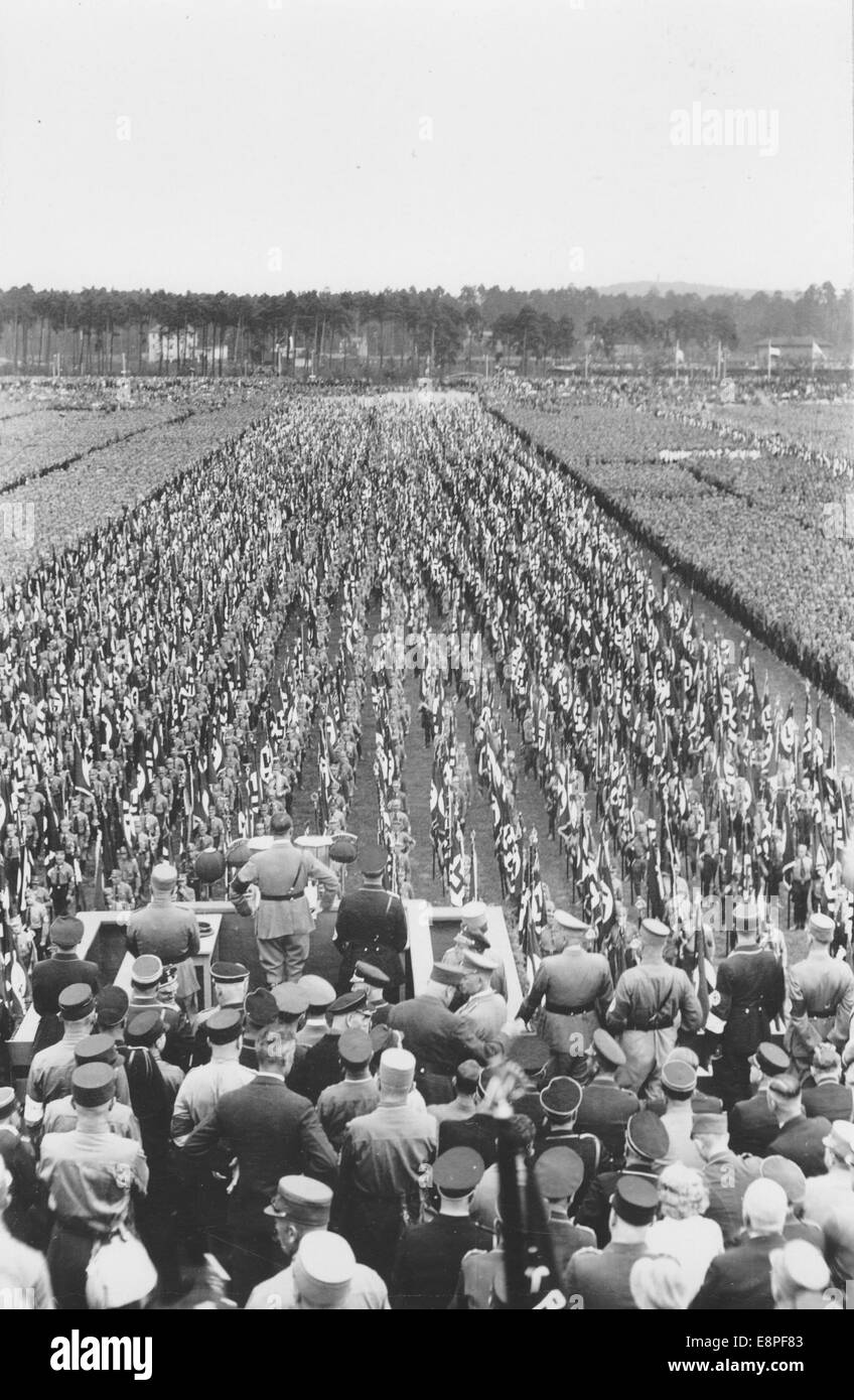 Norimberga Rally 1933 a Norimberga, Germania - membri della SA (Sturmabteilung) al raduno del partito nazista davanti ad Adolf Hitler sulla piattaforma del relatore. (Difetti di qualità dovuti alla copia storica dell'immagine) Fotoarchiv für Zeitgeschichtee - NESSUN SERVIZIO DI CABLAGGIO – Foto Stock